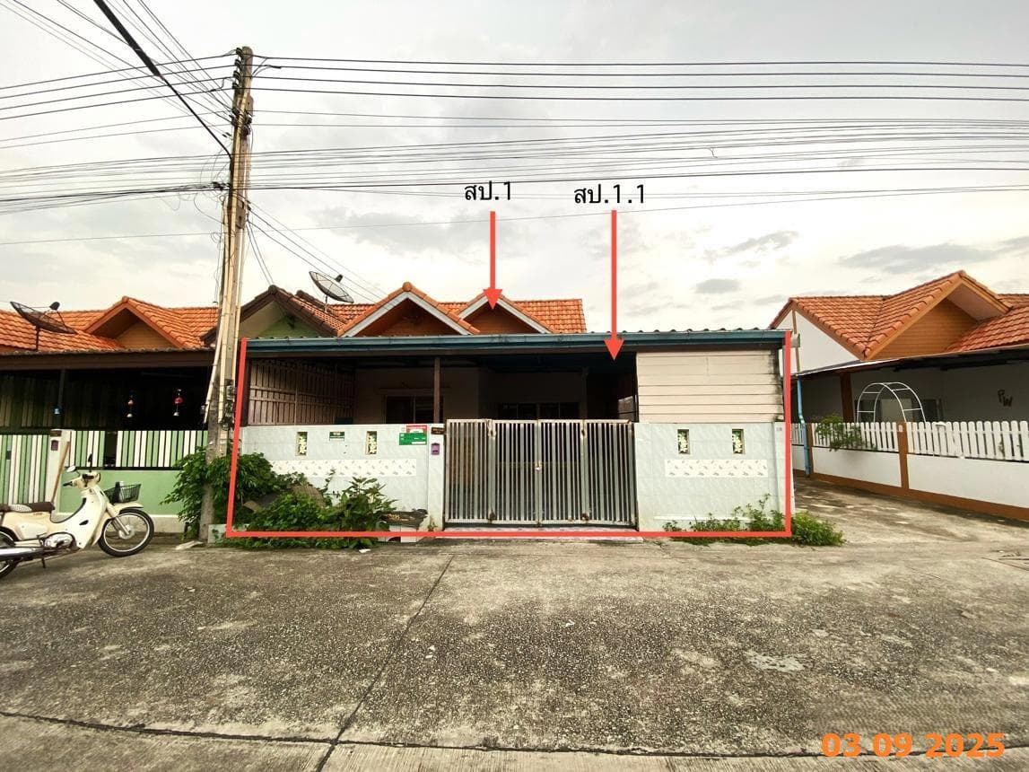 ขายทาวน์เฮ้าส์ เมืองชลบุรี ทำเลนาป่า เนื้อที่กว้าง 38 ตร.ว. พื้นที่ใช้สอย 152 ตร.ม. 2 ห้องนอน 1 ห้องน้ำ สภาพดี ใกล้นิคมอมตะซิตี้