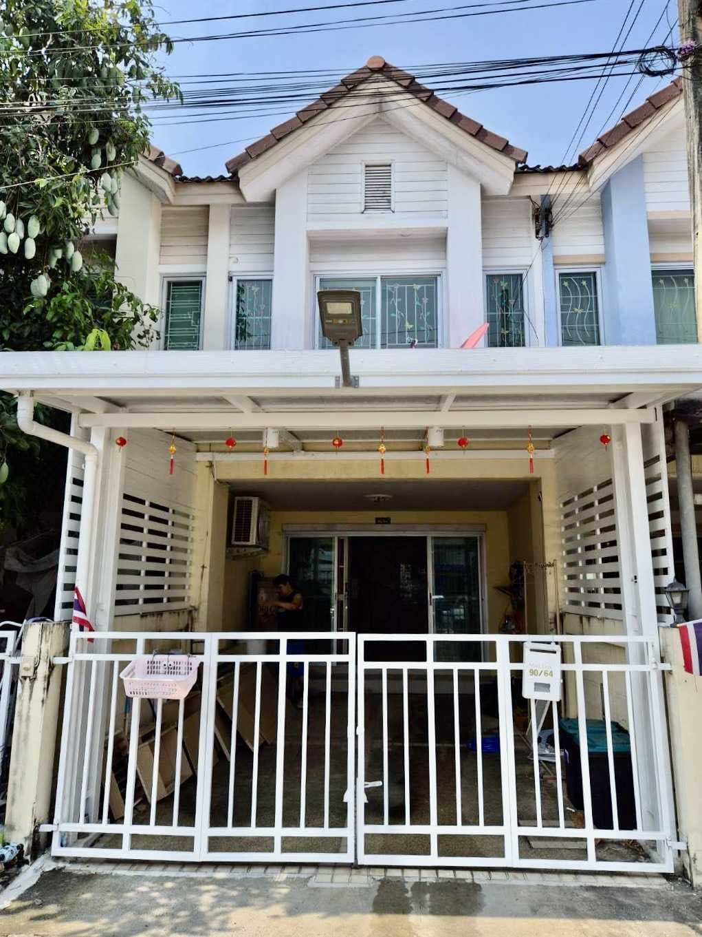 ขายทาวน์เฮาส์ 2 ชั้น 16 ตร.ว. หมู่บ้านกลอรี่เฮ้าส์ รามอินทรา 65 ใกล้โรงเรียนสุขฤทัย
