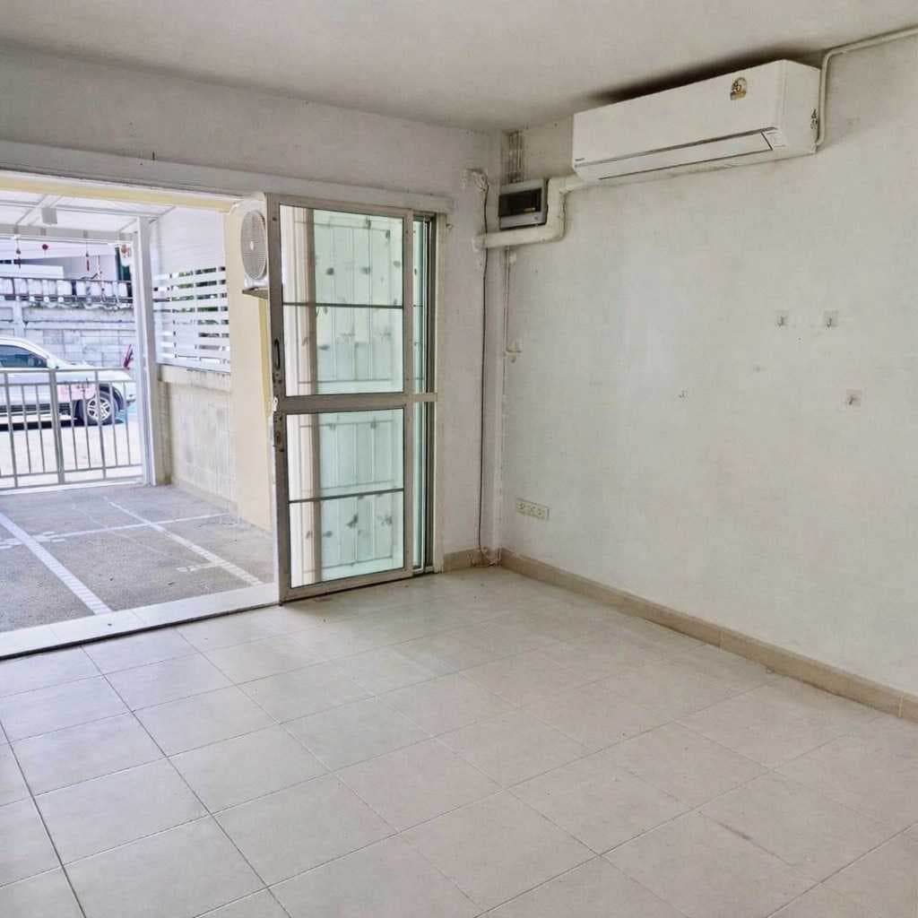 ขายทาวน์เฮาส์ 2 ชั้น 16 ตร.ว. หมู่บ้านกลอรี่เฮ้าส์ รามอินทรา 65 ใกล้โรงเรียนสุขฤทัย