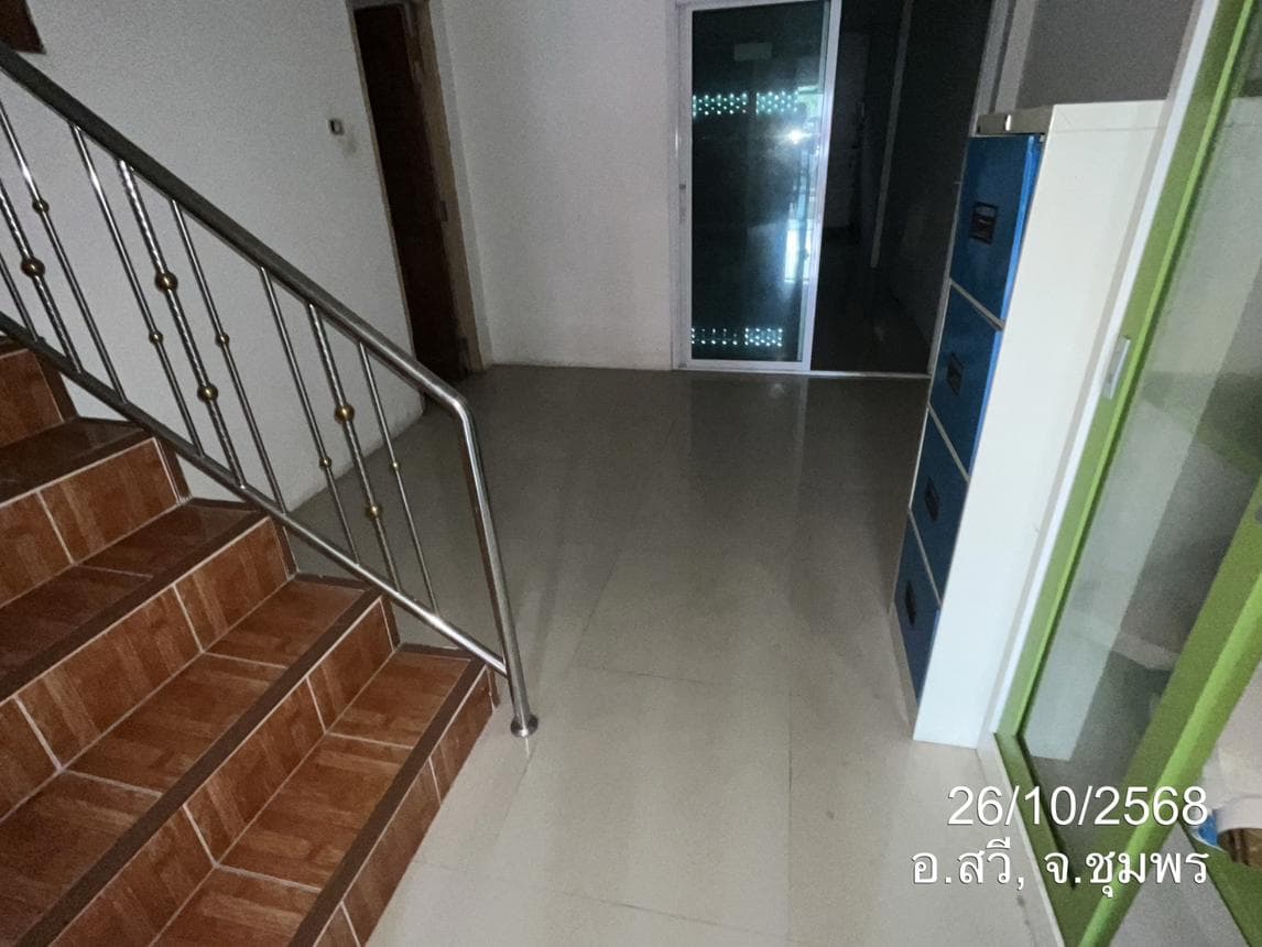 ขายอาคารพาณิชย์ สวี ชุมพร ทำเลครน เนื้อที่ 28.4 ตร.ว. พื้นที่ใช้สอย 149.6 ตร.ม. 3 ห้องนอน 3 ห้องน้ำ สภาพดี เหมาะสำหรับประกอบกิจการและลงทุน