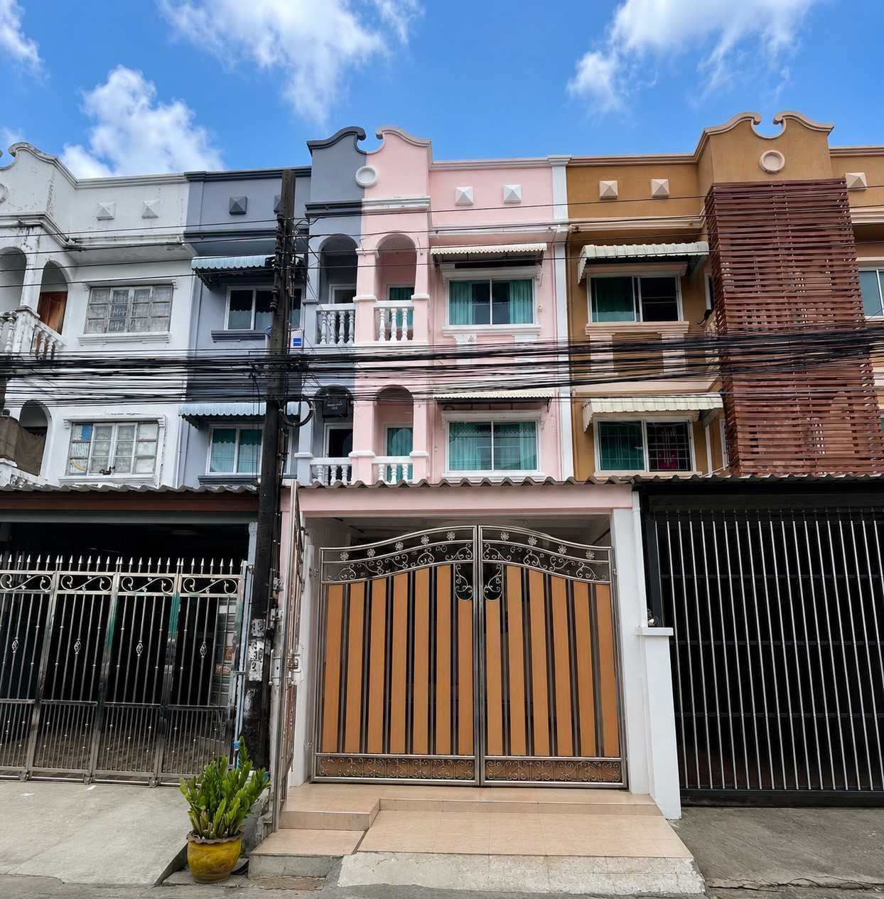 ขายด่วน!! ราคาพิเศษ ทาวน์เฮาส์ 3 ชั้น ทำเลดี ซ.รามคำแหง 176 ใกล้รถไฟฟ้าสายสีส้ม สถานีเคหะรามคำแหง เพียงไม่กี่นาที