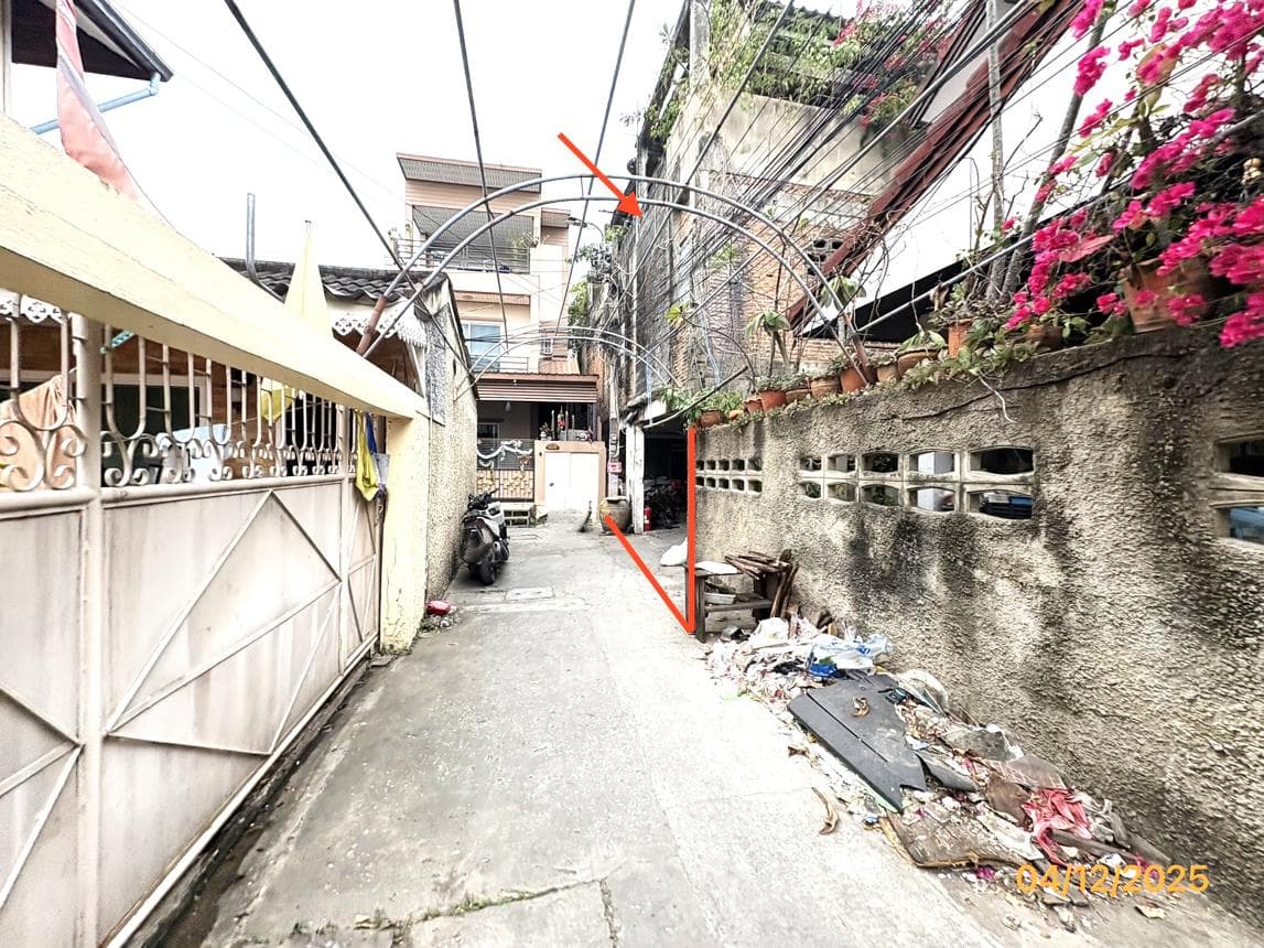 ขายบ้านเดี่ยว/อาคารพักอาศัย 14 ห้องนอน 12 ห้องน้ำ พื้นที่ใช้สอยจุใจ 686 ตร.ม. ทำเลบ้านช่างหล่อ บางกอกน้อย เหมาะทำหอพักหรือบ้านหลังใหญ่ ราคา 3.37 ล้าน