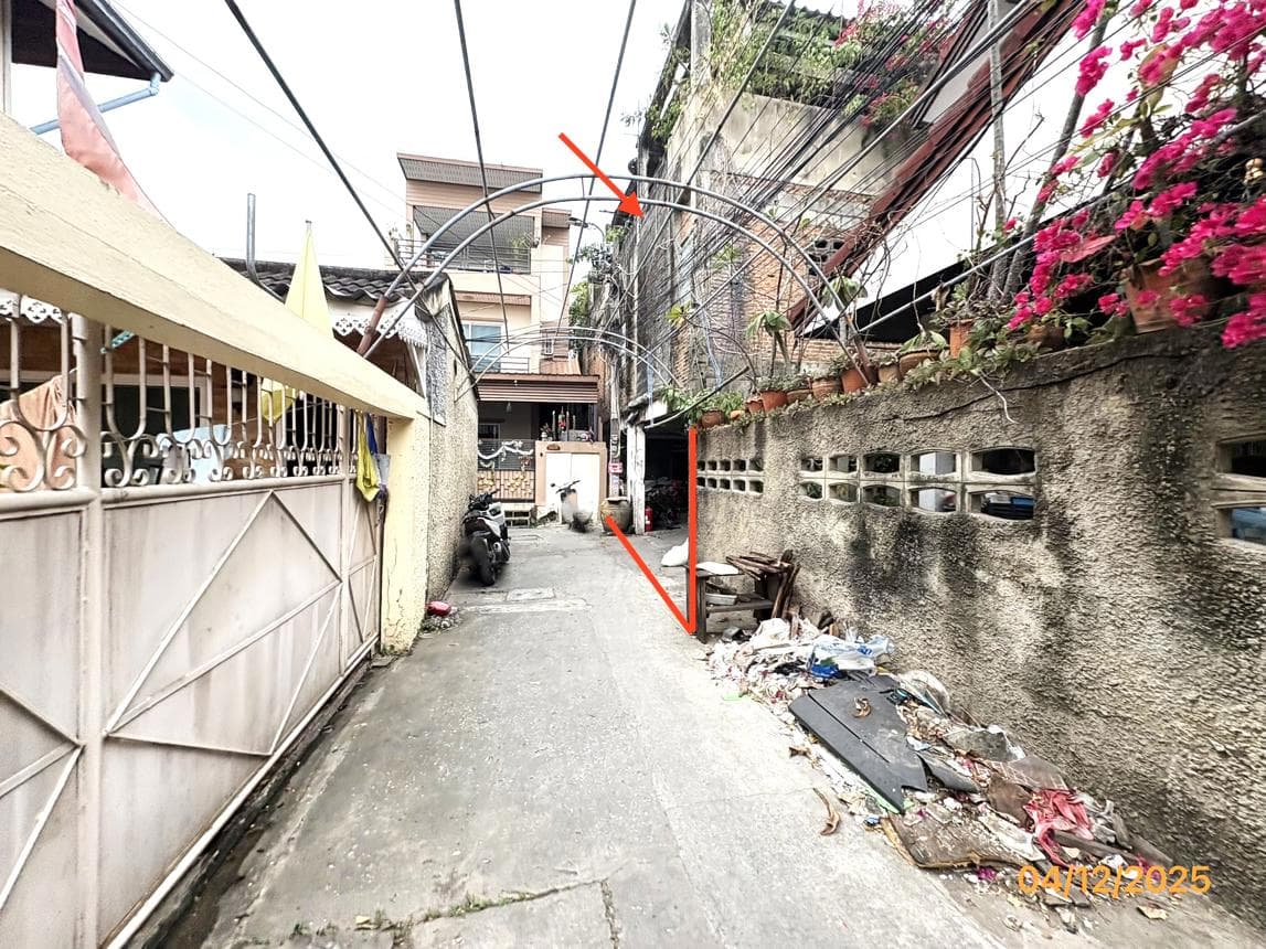 ขายบ้านเดี่ยว/อาคารพักอาศัย 14 ห้องนอน 12 ห้องน้ำ พื้นที่ใช้สอยจุใจ 686 ตร.ม. ทำเลบ้านช่างหล่อ บางกอกน้อย เหมาะทำหอพักหรือบ้านหลังใหญ่ ราคา 3.37 ล้าน