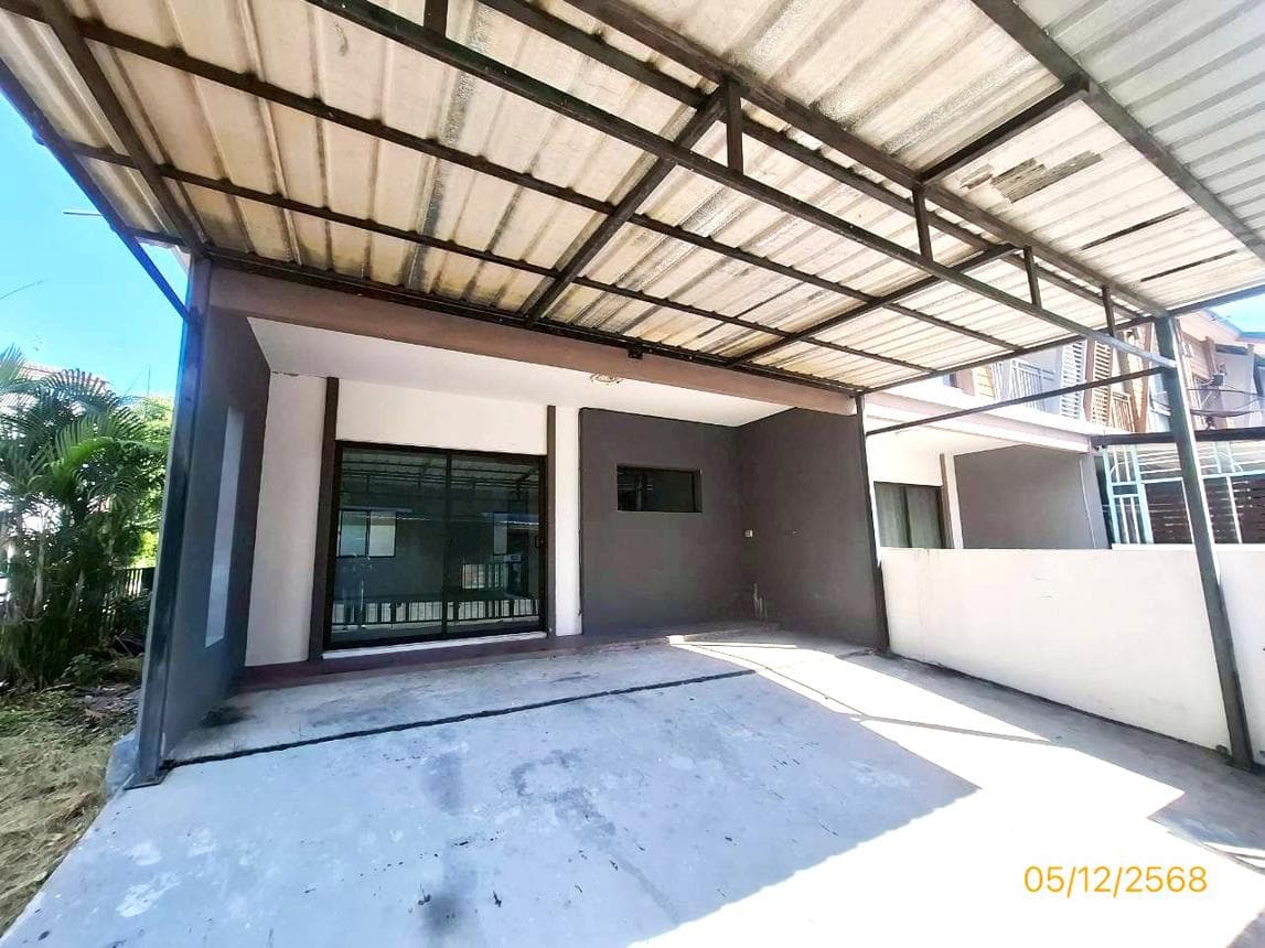 ขายทาวน์เฮ้าส์ บ้านพฤกษาไพร์ม 86/3 ลาดกระบัง-สุวรรณภูมิ 2 ศีรษะจรเข้น้อย บางเสาธง สมุทรปราการ 3 ห้องนอน 2 ห้องน้ำ พื้นที่ 131.1 ตร.ม. ทำเลดีใกล้สนามบินสุวรรณภูมินั่นเอง