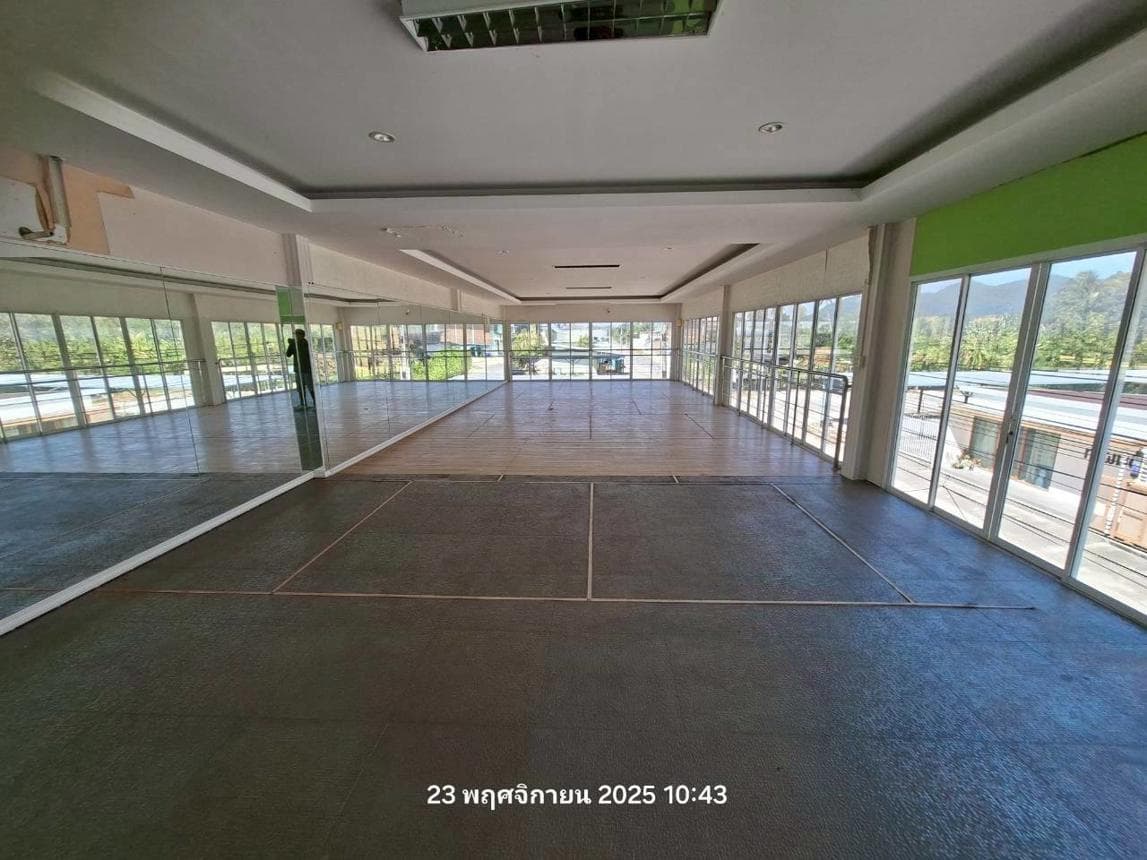 ขายอาคารพาณิชย์ บ้านฉาง ระยอง ทำเลพลา เนื้อที่กว้าง 76.5 ตร.ว. พื้นที่ใช้สอย 243 ตร.ม. สภาพดี เหมาะสำหรับทำธุรกิจ ค้าขาย หรือออฟฟิศสำนักงาน