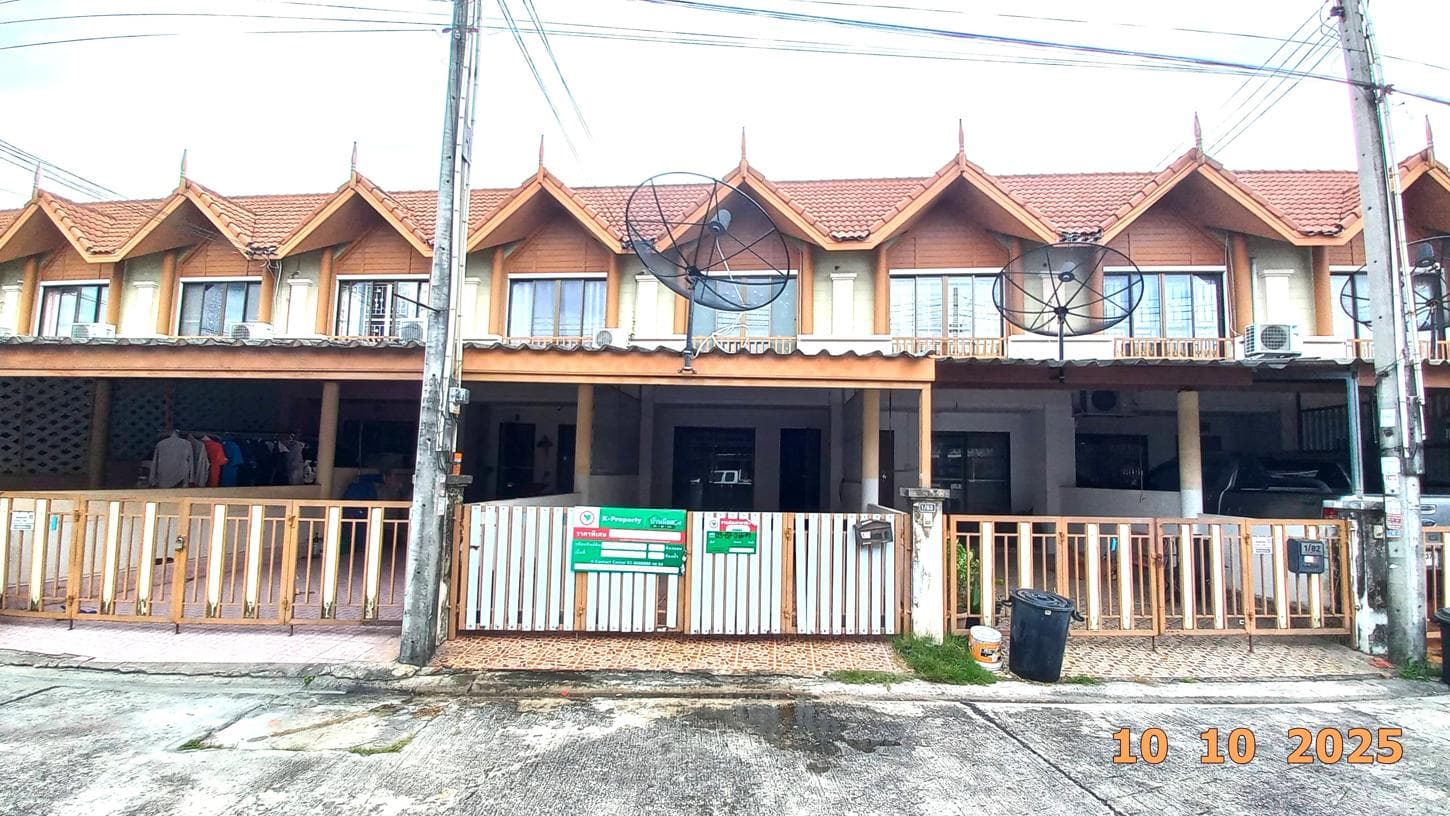 ขายทาวน์เฮ้าส์ ลินดาเฮ้าส์ (Linda House) หนองกะขะ พานทอง ชลบุรี 2 ห้องนอน 2 ห้องน้ำ ทำเลใกล้แหล่งงาน ราคาเพียง 1.5 ล้าน - image 1