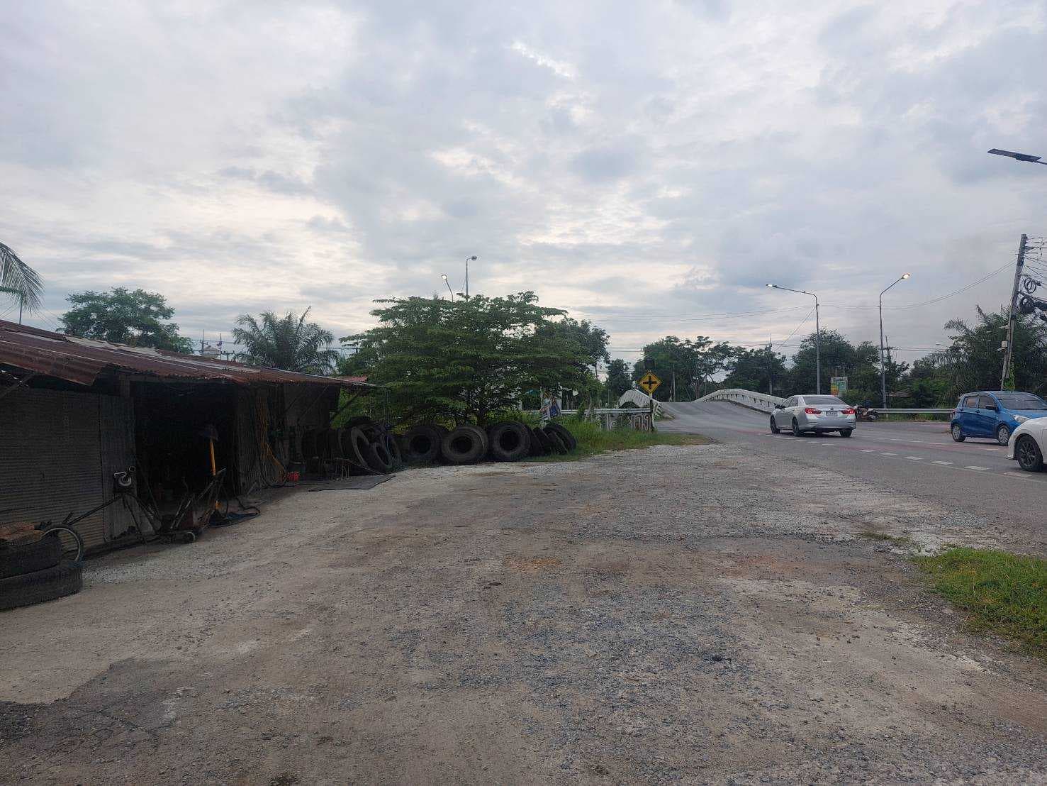 ขายที่ดินริมถนน ปท.4001 หน้าที่ดินยาวขนานถนน 1,100 เมตร (โดยประมาณ) อ.หนองเสือ จ.ปทุมธานี เหมาะกับการลงทุน