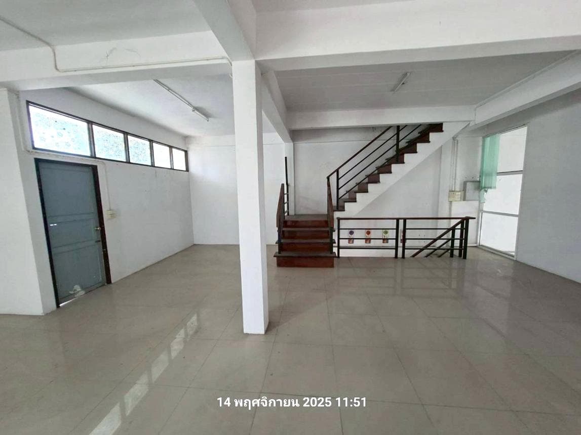 ขายอาคารพาณิชย์ 2 ห้องนอน 1 ห้องน้ำ พื้นที่กว้าง 636 ตร.ม. บนเนื้อที่ 65 ตร.ว. ทำเลทองทะเลชุบศร เมืองลพบุรี เหมาะทำธุรกิจและโฮมออฟฟิศสุดปัง