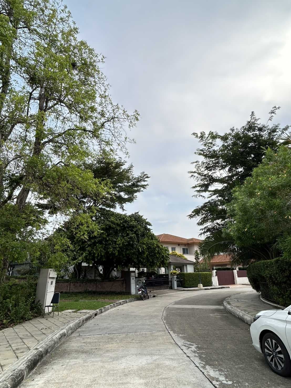 ขายด่วนที่ดินเปล่าแปลงสวยหมู่บ้านแกรนด์คาแนล ดอนเมือง ได้วิวริมแม่น้ำได้วิวริมแม่น้ำสองแปลงรวม 376.2 ตารางวา ใกล้เคียงราคาประเมิน 88,000