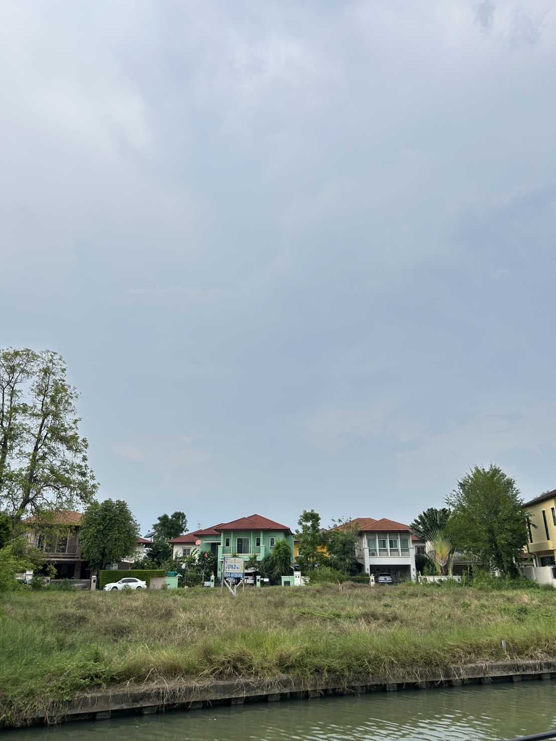 ขายด่วนที่ดินเปล่าแปลงสวยหมู่บ้านแกรนด์คาแนล ดอนเมือง ได้วิวริมแม่น้ำได้วิวริมแม่น้ำสองแปลงรวม 376.2 ตารางวา ใกล้เคียงราคาประเมิน 88,000