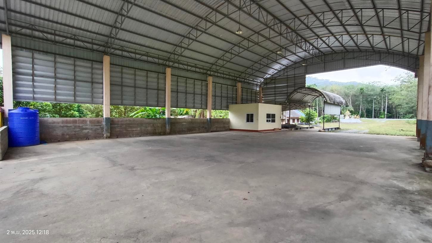 ขายอาคารอเนกประสงค์ ท่างิ้ว เมืองนครศรีธรรมราช พื้นที่ใช้สอย 454 ตร.ม. บนเนื้อที่ดิน 9 ไร่ ทำเลดีพื้นที่กว้างขวางนั่นเอง