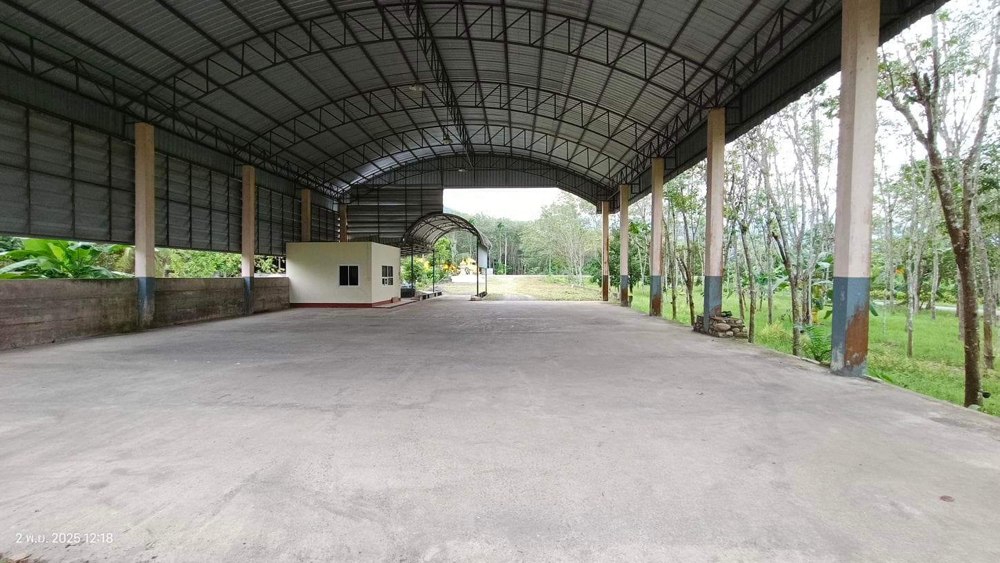 ขายอาคารอเนกประสงค์ ท่างิ้ว เมืองนครศรีธรรมราช พื้นที่ใช้สอย 454 ตร.ม. บนเนื้อที่ดิน 9 ไร่ ทำเลดีพื้นที่กว้างขวางนั่นเอง