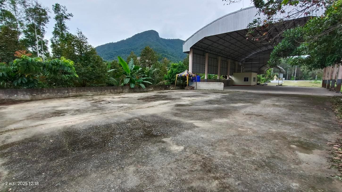 ขายอาคารอเนกประสงค์ ท่างิ้ว เมืองนครศรีธรรมราช พื้นที่ใช้สอย 454 ตร.ม. บนเนื้อที่ดิน 9 ไร่ ทำเลดีพื้นที่กว้างขวางนั่นเอง