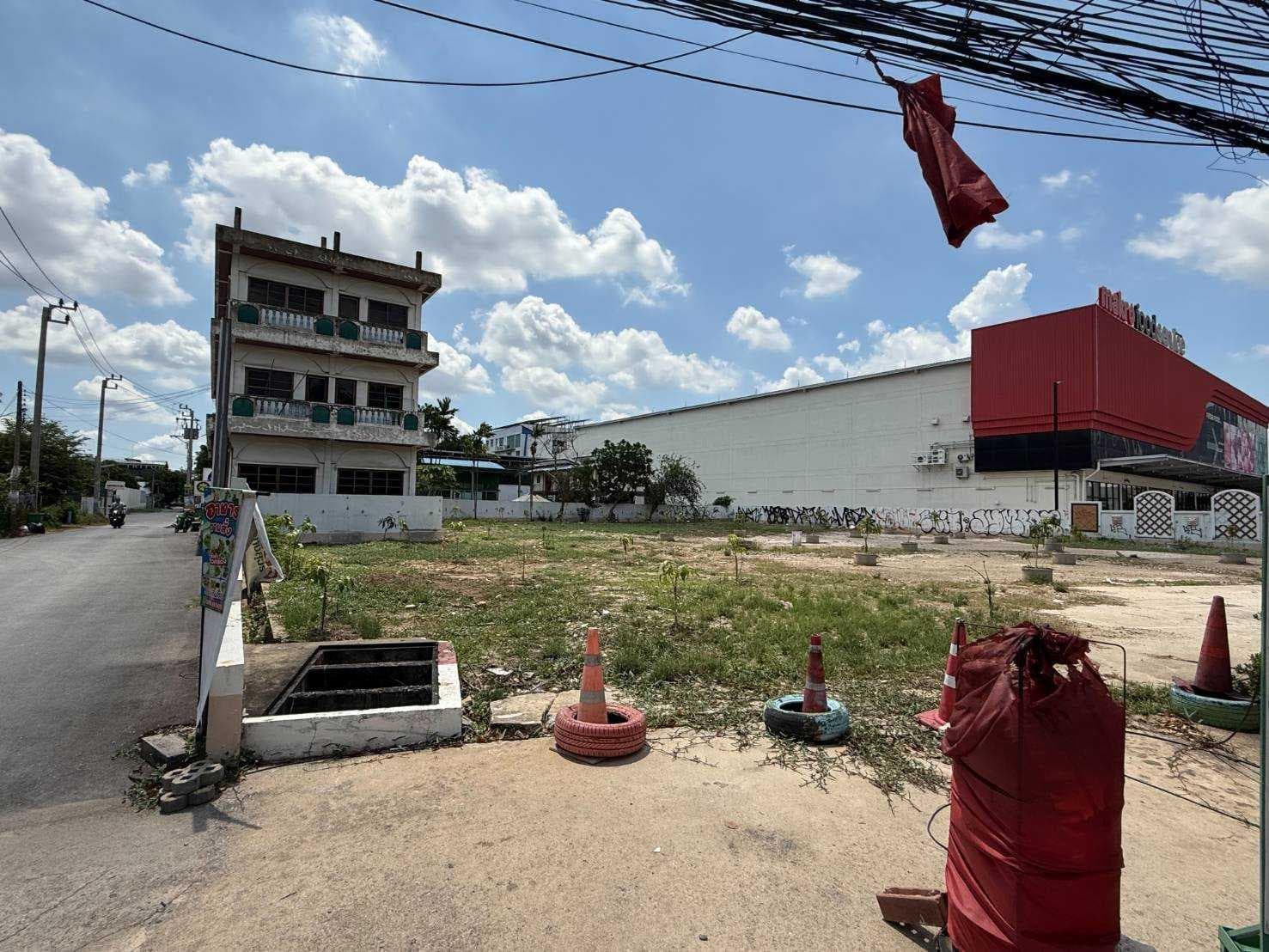 ขายที่ดิน พร้อมสิ่งปลูกสร้าง ถ.ประดิษฐ์มนูธรรม ลาดพร้าว 1 ไร่ 58 ตรว.