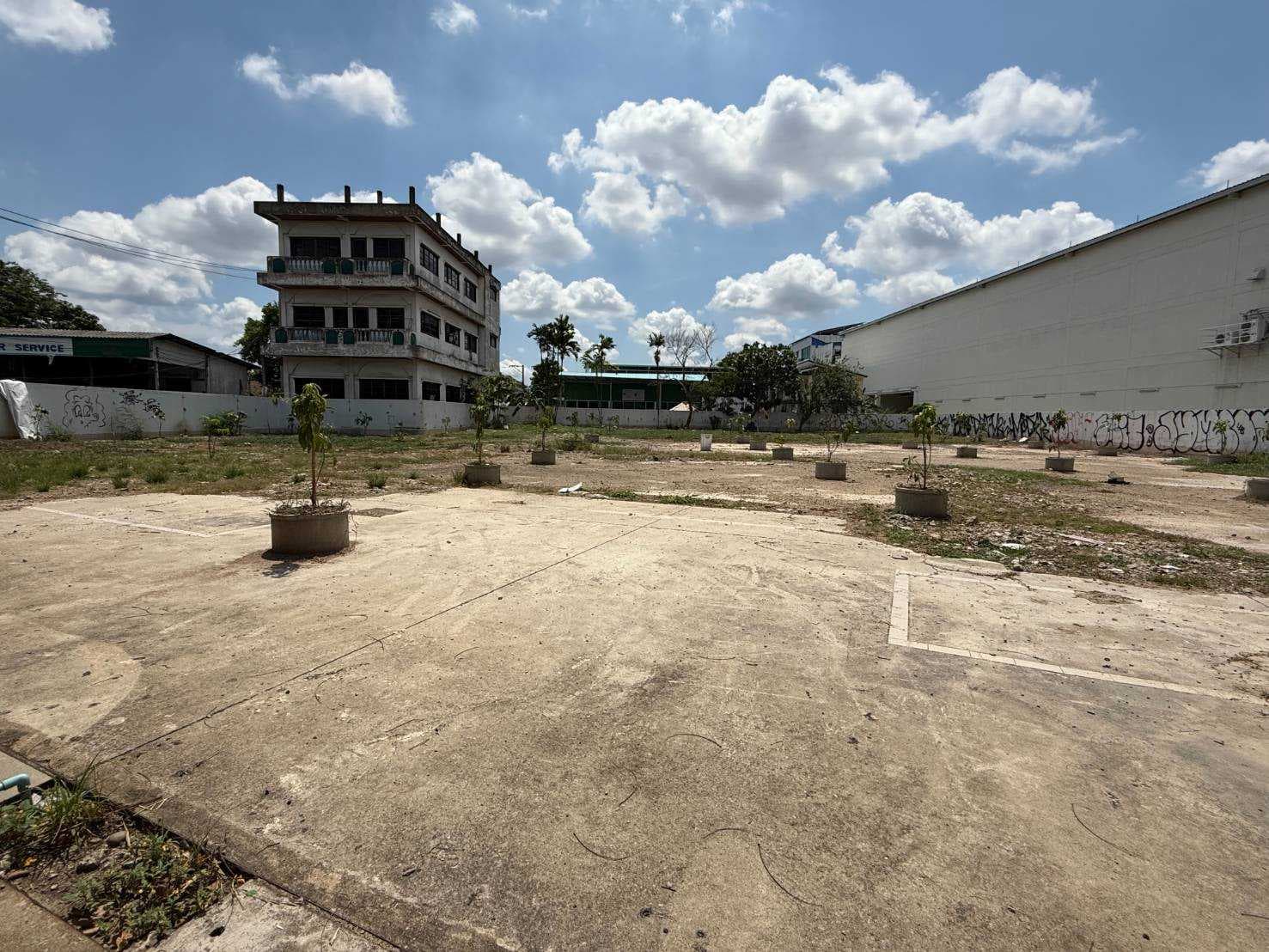ขายที่ดิน พร้อมสิ่งปลูกสร้าง ถ.ประดิษฐ์มนูธรรม ลาดพร้าว 1 ไร่ 58 ตรว.