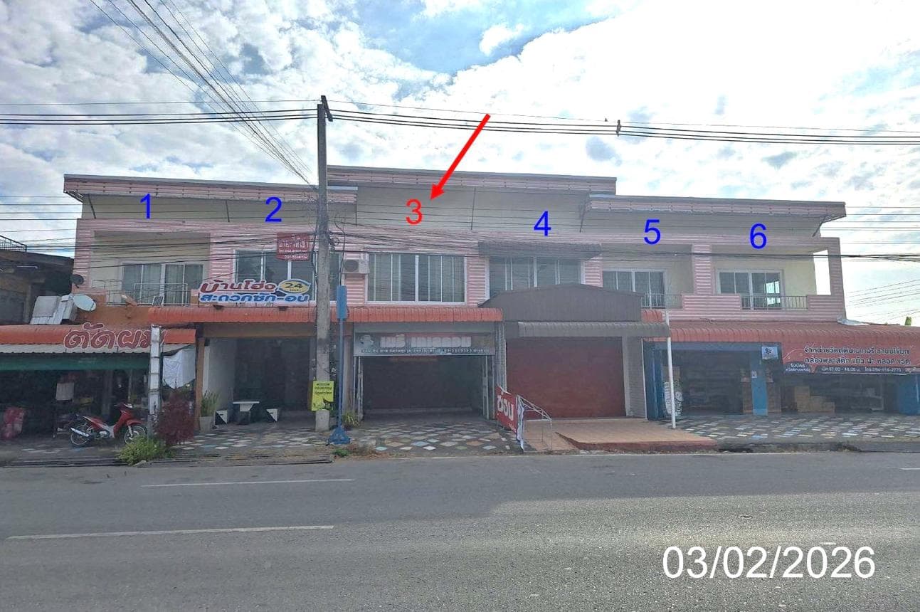 ขายอาคารพาณิชย์ 2 ชั้น 2 ห้องนอน 2 ห้องน้ำ อ.บ้านโฮ่ง จ.ลำพูน พื้นที่ใช้สอย 132 ตร.ม. ทำเลดีติดถนน เดินทางสะดวก เหมาะทั้งอยู่อาศัยและทำธุรกิจ