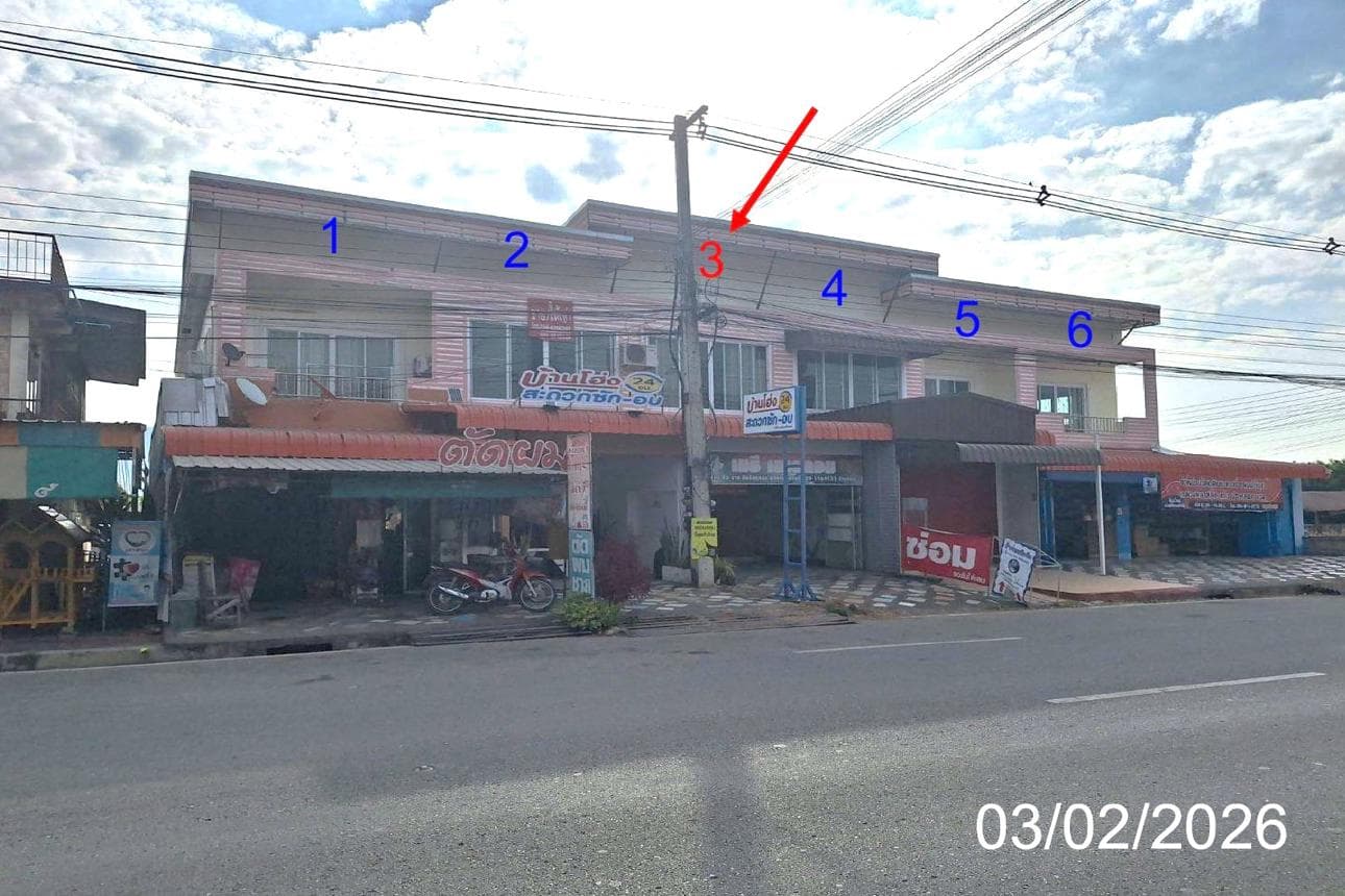 ขายอาคารพาณิชย์ 2 ชั้น 2 ห้องนอน 2 ห้องน้ำ อ.บ้านโฮ่ง จ.ลำพูน พื้นที่ใช้สอย 132 ตร.ม. ทำเลดีติดถนน เดินทางสะดวก เหมาะทั้งอยู่อาศัยและทำธุรกิจ