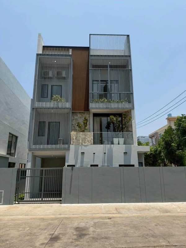 ขายบ้านเดี่ยว 3 ชั้น โครงการปรีชา ราม 3 – รามคำแหง–พัฒนาการ บ้านหลังใหญ่ พร้อมลิฟต์ส่วนตัว ขายต่ำกว่าราคาประเมิน