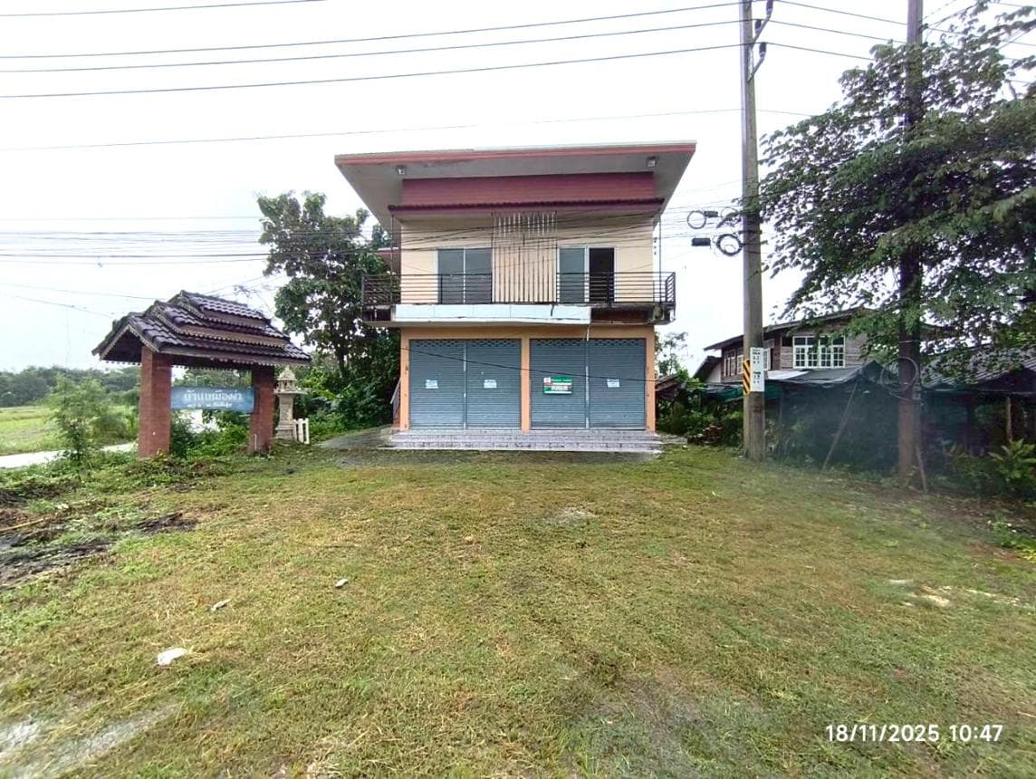 อาคารพาณิชย์ สันติสุข พาน เชียงราย พื้นที่ 82 ตร.ว. พื้นที่ใช้สอย 298 ตร.ม. 3 ห้องนอน 5 ห้องน้ำ