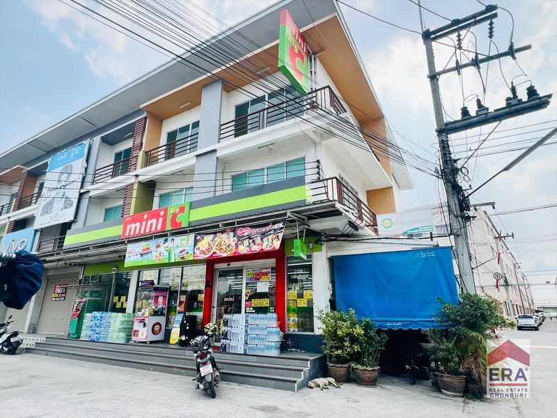 ขายอาคารพาณิชย์ติดถนนใหญ่พานทอง พร้อมผู้เช่า Mini Big C รับรายได้ทันที
