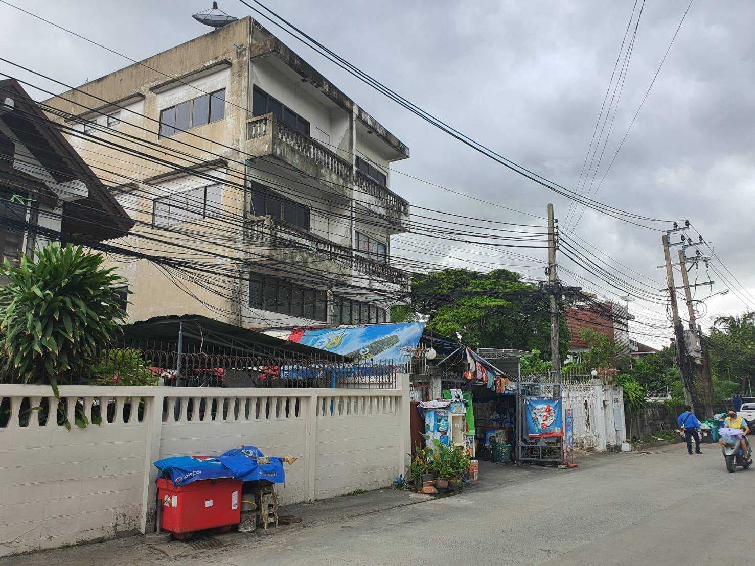 ขายตึกแถว อาคารพาณิชย์ 3 ชั้นครึ่ง 34 ตรว 136 ตรม พัฒนาการ 20 แยก 4 ทำเลดี ติดกับโกดังเป๊ปซี่