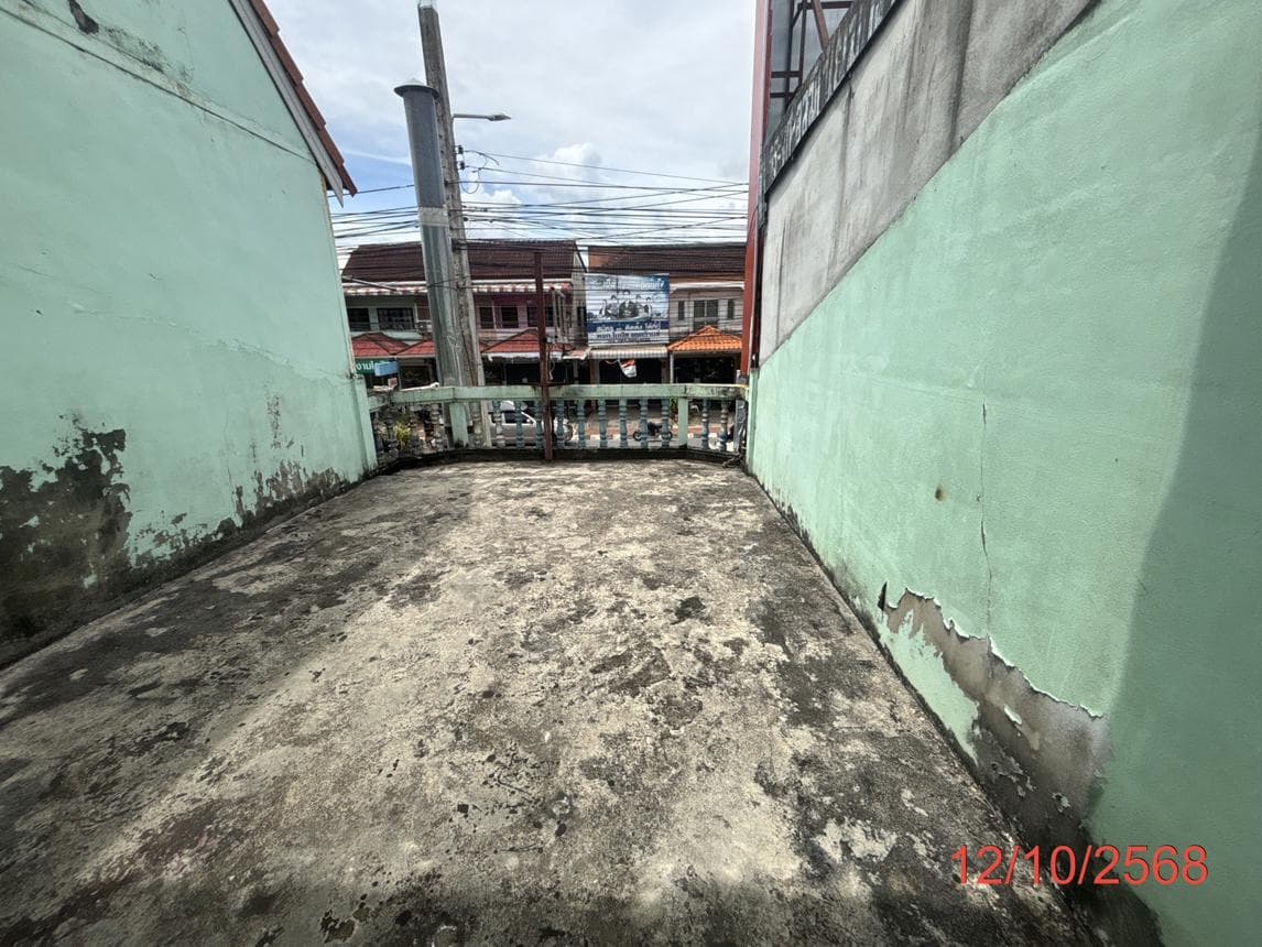 ขายอาคารพาณิชย์ 2 ห้องนอน 2 ห้องน้ำ พื้นที่ 132 ตร.ม. ทำเลทองมะขามเตี้ย เมืองสุราษฎร์ธานี เหมาะทำธุรกิจและโฮมออฟฟิศ ราคา 3.2 ล้าน
