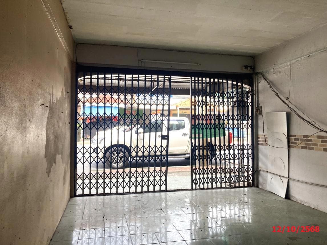 ขายอาคารพาณิชย์ 2 ห้องนอน 2 ห้องน้ำ พื้นที่ 132 ตร.ม. ทำเลทองมะขามเตี้ย เมืองสุราษฎร์ธานี เหมาะทำธุรกิจและโฮมออฟฟิศ ราคา 3.2 ล้าน