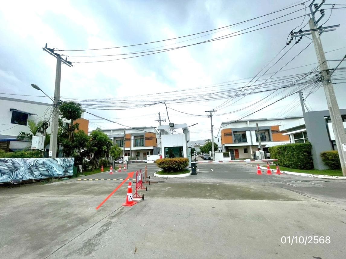 ขายทาวน์เฮ้าส์ เรสท์ ทาวน์ บางนา บางพลี สมุทรปราการ ทำเลบางพลีใหญ่ เนื้อที่ 53.6 ตร.ว. พื้นที่ใช้สอย 217.41 ตร.ม. 3 ห้องนอน 2 ห้องน้ำ สภาพดี พร้อมอยู่