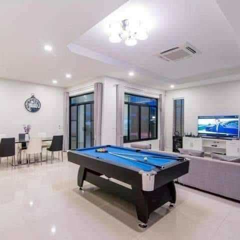 ใกล้ทะเล เดินทางสะดวก บรรยากาศเงียบสงบโครงการ ภลูเมเรียวิลล่า (Plumeria Villa)จากราคา 14,000,000 บาทลดเหลือเพียง 10,500,000 บาท เท่านั้น!5 ห้องนอน 4 ห้องน้ำ พร้อมอุปกรณ์ตกแต่งครบครันพร้อมอยู่