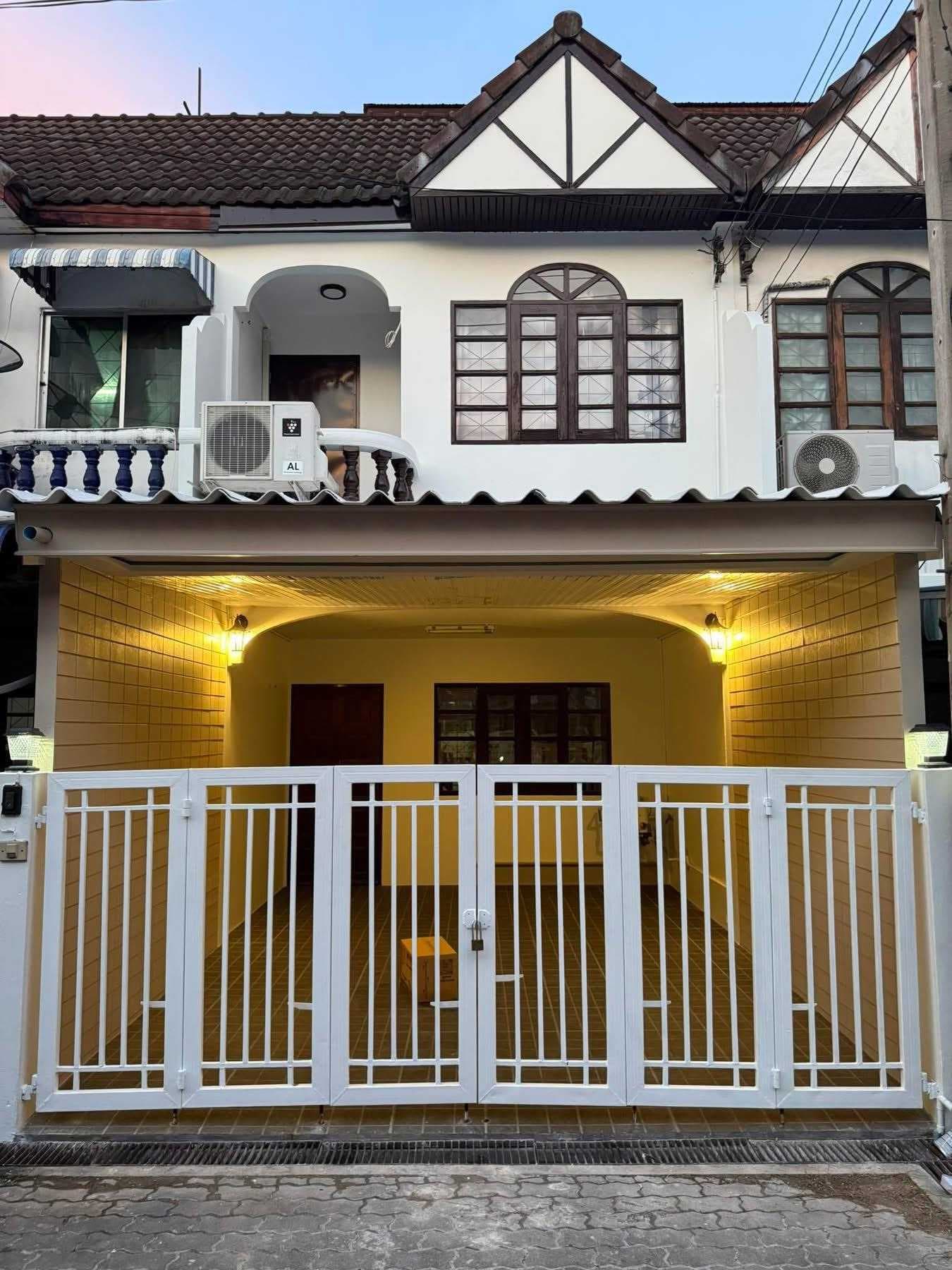 ทาวน์เฮาส์รีโนเวทใหม่ เฟอร์นิเจอร์และเครื่องใช้ไฟฟ้าครบพร้อมอยู่