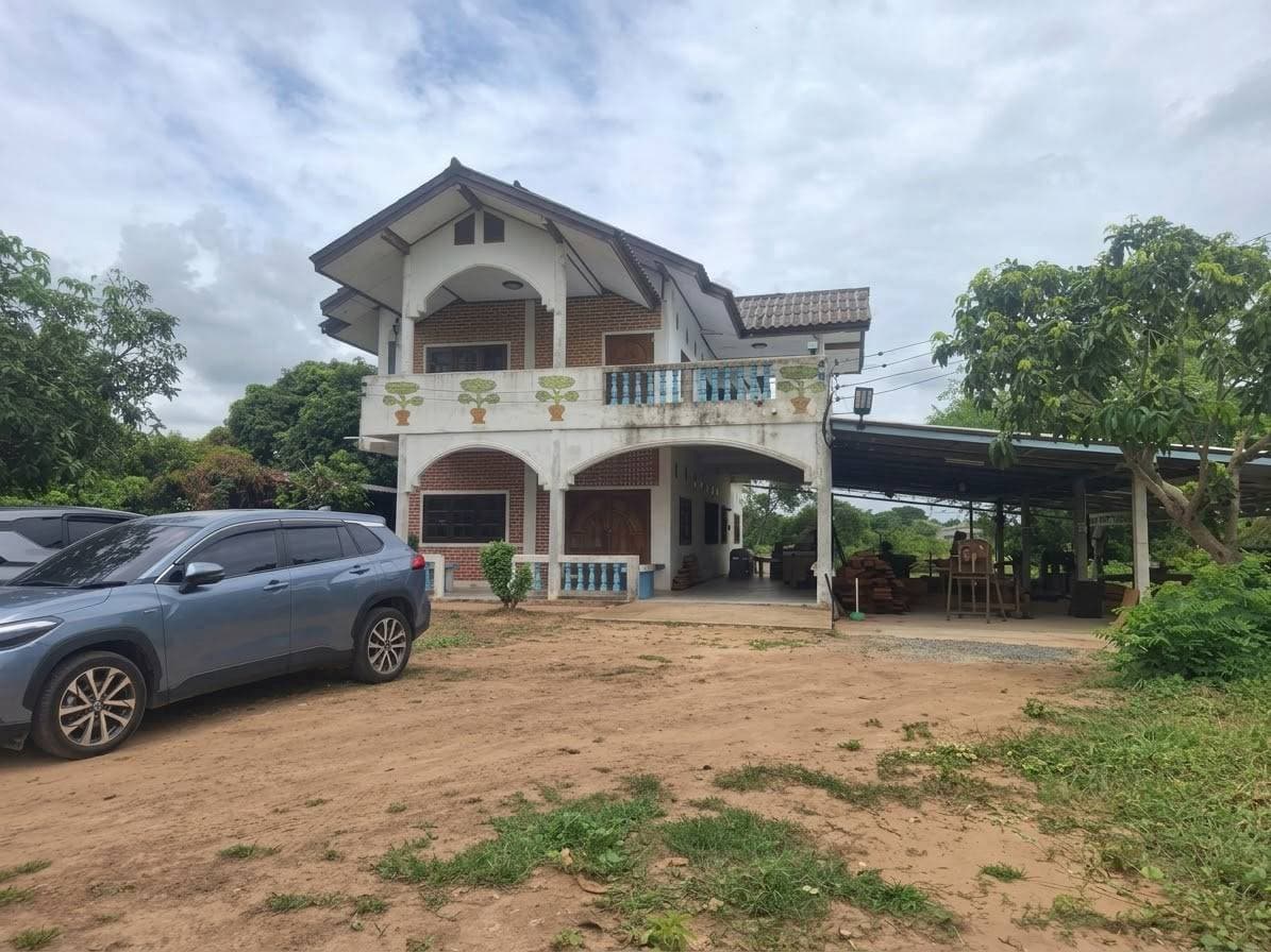 ขายบ้านเดี่ยว 2 ชั้น พร้อมที่ดินผืนใหญ่ 3 ไร่ 2 งาน (5,600 ตร.ม.) ทำเลดี เดินทางสะดวก บรรยากาศร่มรื่น ต.บางน้ำเชี่ยว อ.พรหมบุรี จ.สิงห์บุรี