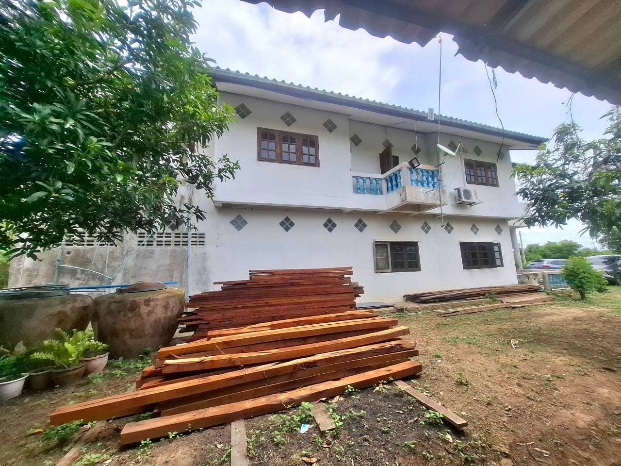 ขายบ้านเดี่ยว 2 ชั้น พร้อมที่ดินผืนใหญ่ 3 ไร่ 2 งาน (5,600 ตร.ม.) ทำเลดี เดินทางสะดวก บรรยากาศร่มรื่น ต.บางน้ำเชี่ยว อ.พรหมบุรี จ.สิงห์บุรี
