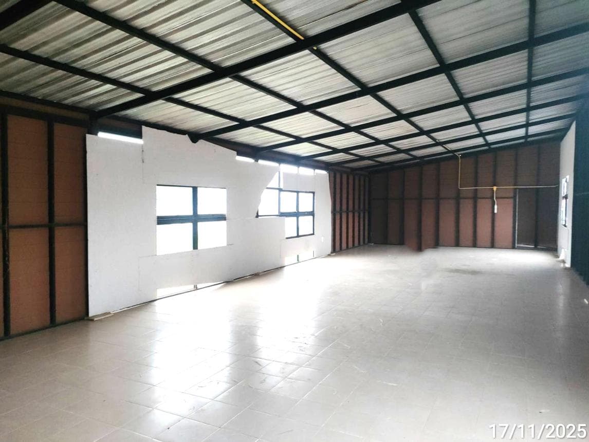 บ้านเดี่ยว เกิ้ง เมืองมหาสารคาม 4 ห้องนอน 4 ห้องน้ำ พื้นที่กว้างขวาง 280 ตร.ม. บนที่ดิน 60.2 ตร.ว. ทำเลเด่นใกล้สิ่งอำนวยความสะดวกในตัวเมือง ราคาพิเศษ 9.06 ล้าน