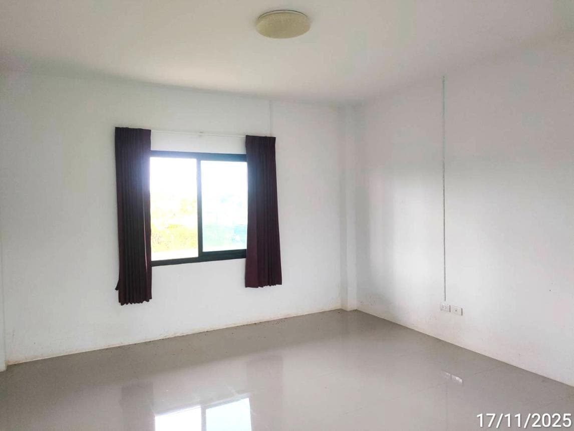 บ้านเดี่ยว เกิ้ง เมืองมหาสารคาม 4 ห้องนอน 4 ห้องน้ำ พื้นที่กว้างขวาง 280 ตร.ม. บนที่ดิน 60.2 ตร.ว. ทำเลเด่นใกล้สิ่งอำนวยความสะดวกในตัวเมือง ราคาพิเศษ 9.06 ล้าน