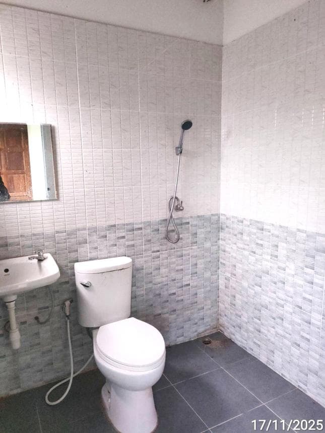 บ้านเดี่ยว เกิ้ง เมืองมหาสารคาม 4 ห้องนอน 4 ห้องน้ำ พื้นที่กว้างขวาง 280 ตร.ม. บนที่ดิน 60.2 ตร.ว. ทำเลเด่นใกล้สิ่งอำนวยความสะดวกในตัวเมือง ราคาพิเศษ 9.06 ล้าน
