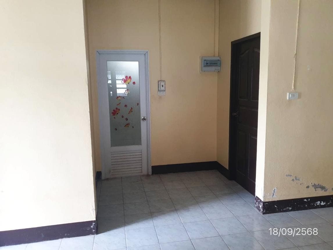 บ้านเดี่ยว พรเกษม (เจนจอย 2) ต้นธงชัย เมืองลำปาง 2 ห้องนอน 1 ห้องน้ำ พื้นที่ 118 ตร.ม. บนที่ดินกว้าง 67 ตร.ว. ทำเลสงบน่าอยู่ ราคาพิเศษ 1.55 ล้าน