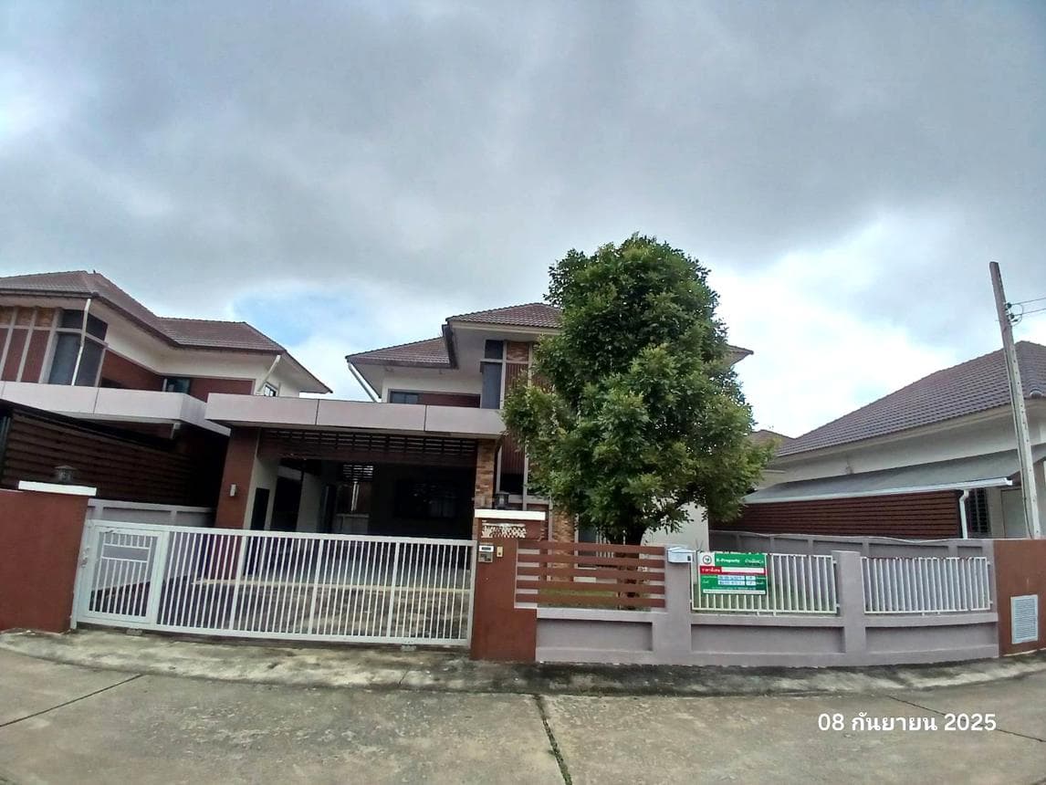 ขายบ้านเดี่ยวหลังใหญ่ 3 ห้องนอน 3 ห้องน้ำ พื้นที่กว้าง 206 ตร.ม. บนเนื้อที่ 84 ตร.ว. ทำเลศักยภาพ ต.ชมพู เมืองลำปาง บรรยากาศดี เดินทางสะดวก