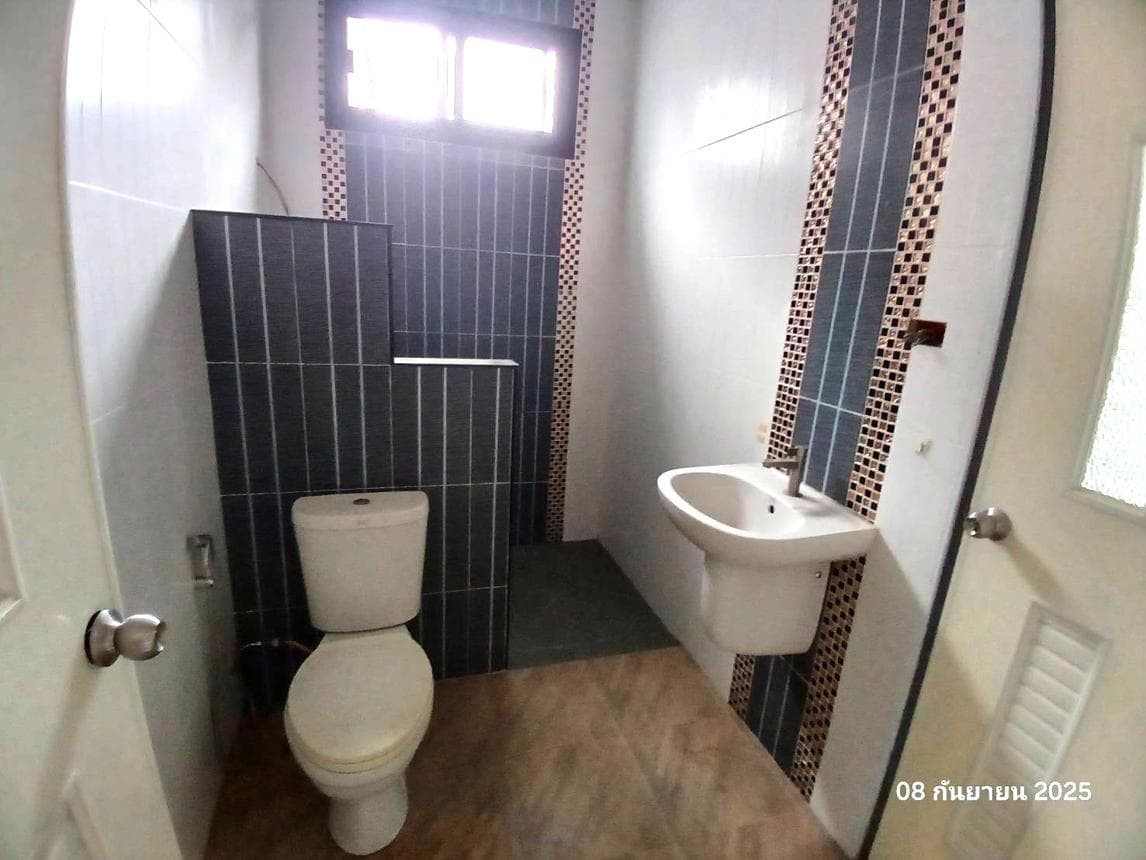 ขายบ้านเดี่ยวหลังใหญ่ 3 ห้องนอน 3 ห้องน้ำ พื้นที่กว้าง 206 ตร.ม. บนเนื้อที่ 84 ตร.ว. ทำเลศักยภาพ ต.ชมพู เมืองลำปาง บรรยากาศดี เดินทางสะดวก
