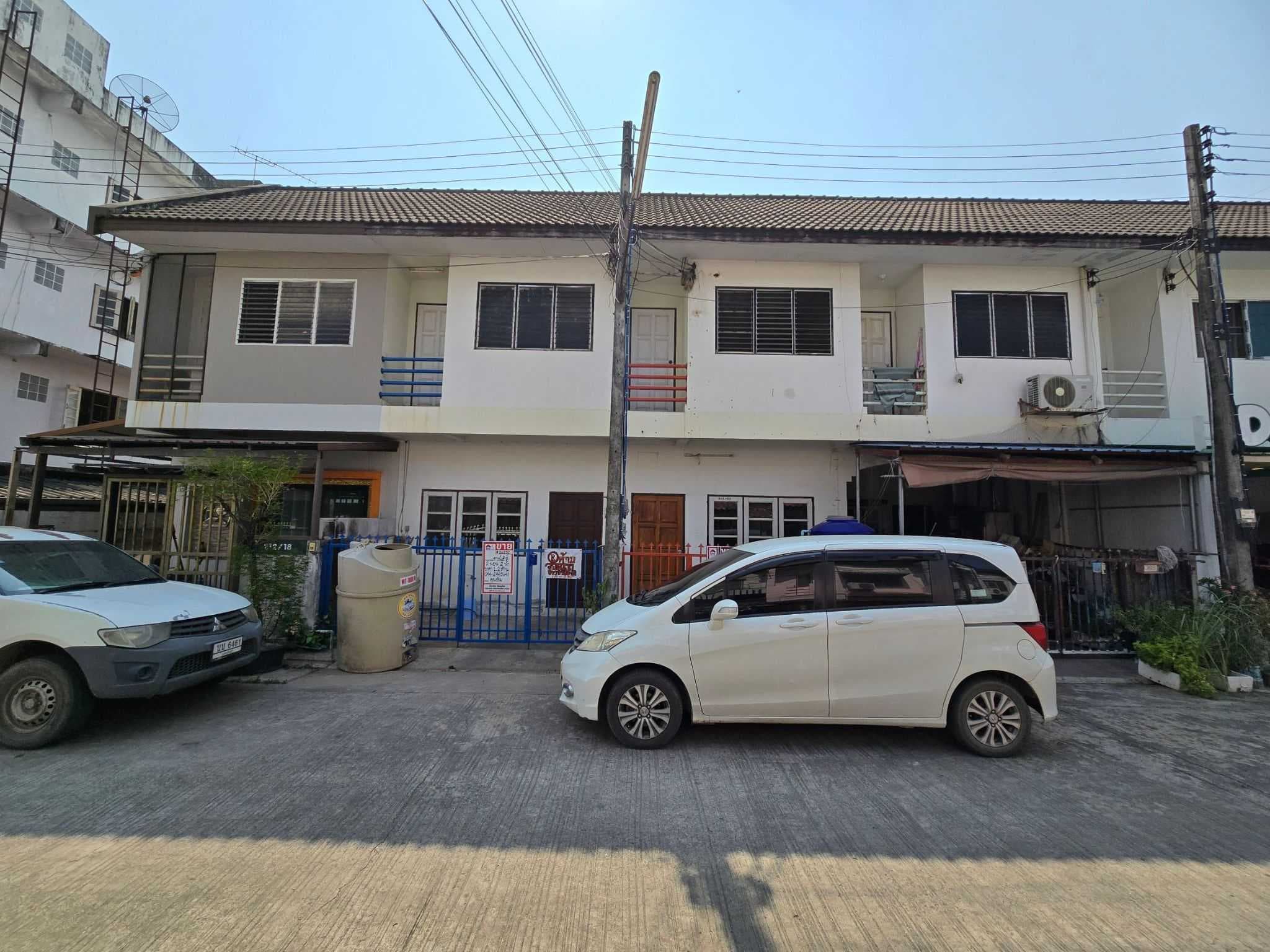 ทาวน์เฮ้าส์ 2 ชั้น ทำเลประชาอุทิศ ใกล้วัดจันทร์ตะวันตก รายล้อมด้วยร้านสะดวกซื้อ เดินทางสะดวก