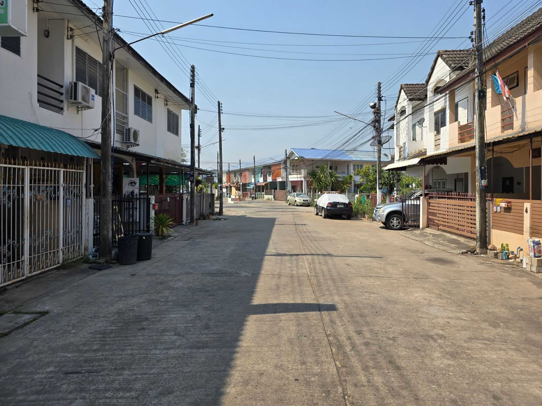 ทาวน์เฮ้าส์ 2 ชั้น ทำเลประชาอุทิศ ใกล้วัดจันทร์ตะวันตก รายล้อมด้วยร้านสะดวกซื้อ เดินทางสะดวก