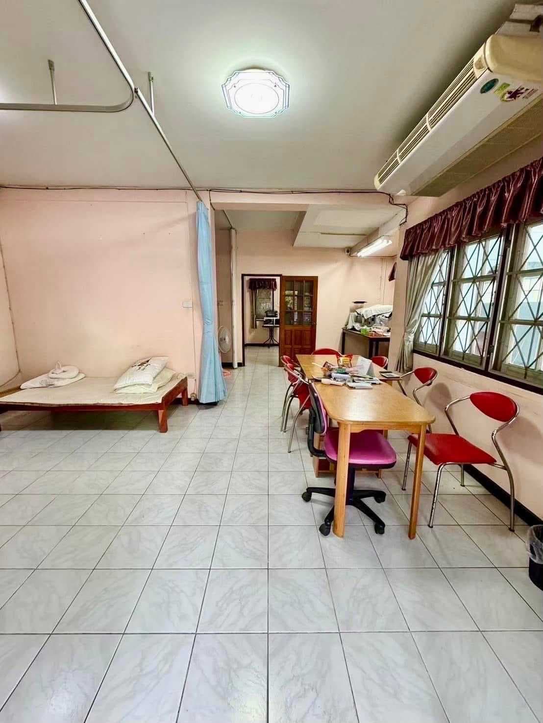 บ้านในเมือง พื้นที่ใหญ่ เดินทางสะดวก ใกล้ถนนหลัก