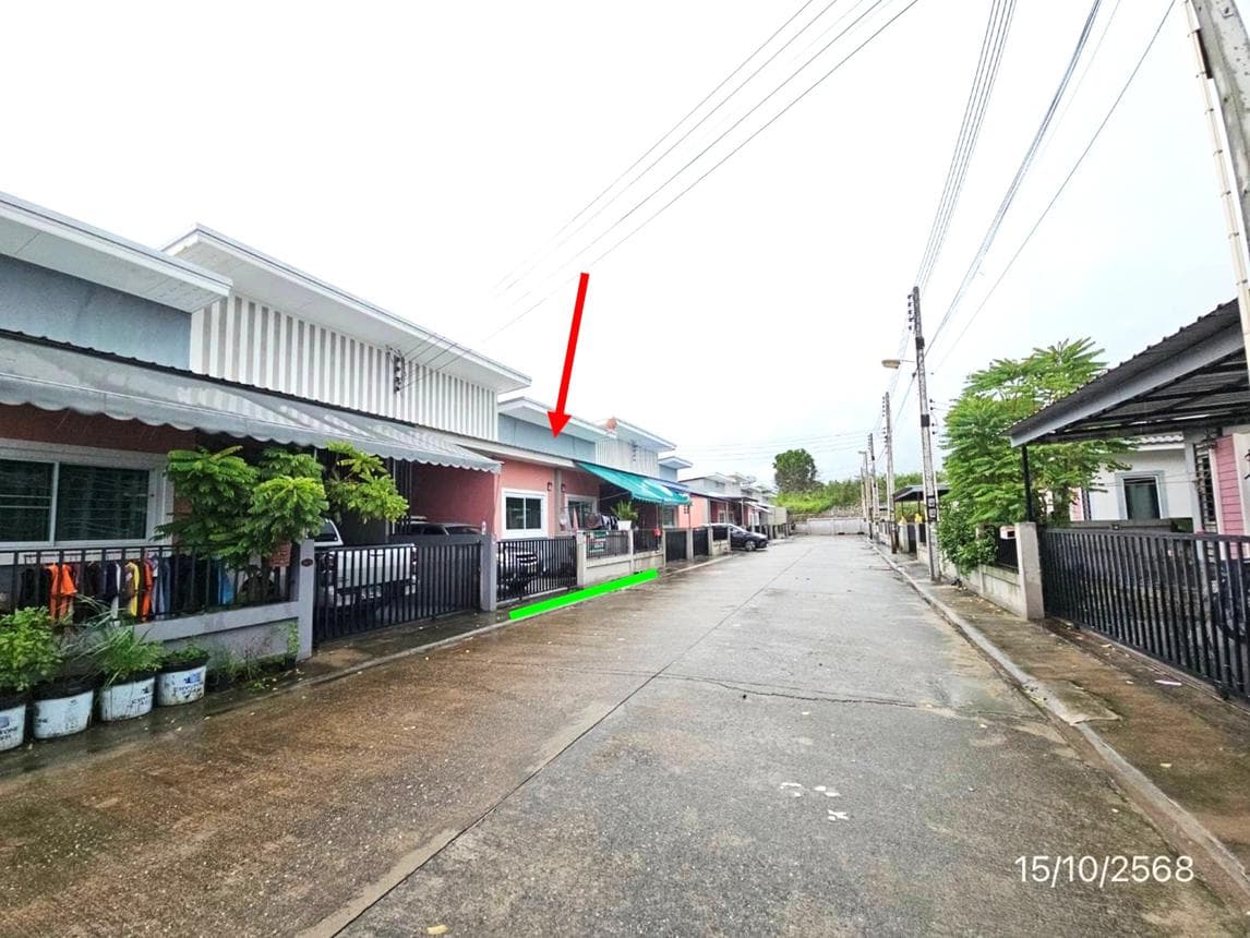 ทาวน์เฮ้าส์ บ้านเพียงเพชร 2 มาบยางพร ปลวกแดง ระยอง 2 ห้องนอน 1 ห้องน้ำ พื้นที่ 70.2 ตร.ม. บนที่ดิน 22.7 ตร.ว. ทำเลศักยภาพใกล้นิคมอุตสาหกรรม ราคาพิเศษ 1.5 ล้าน