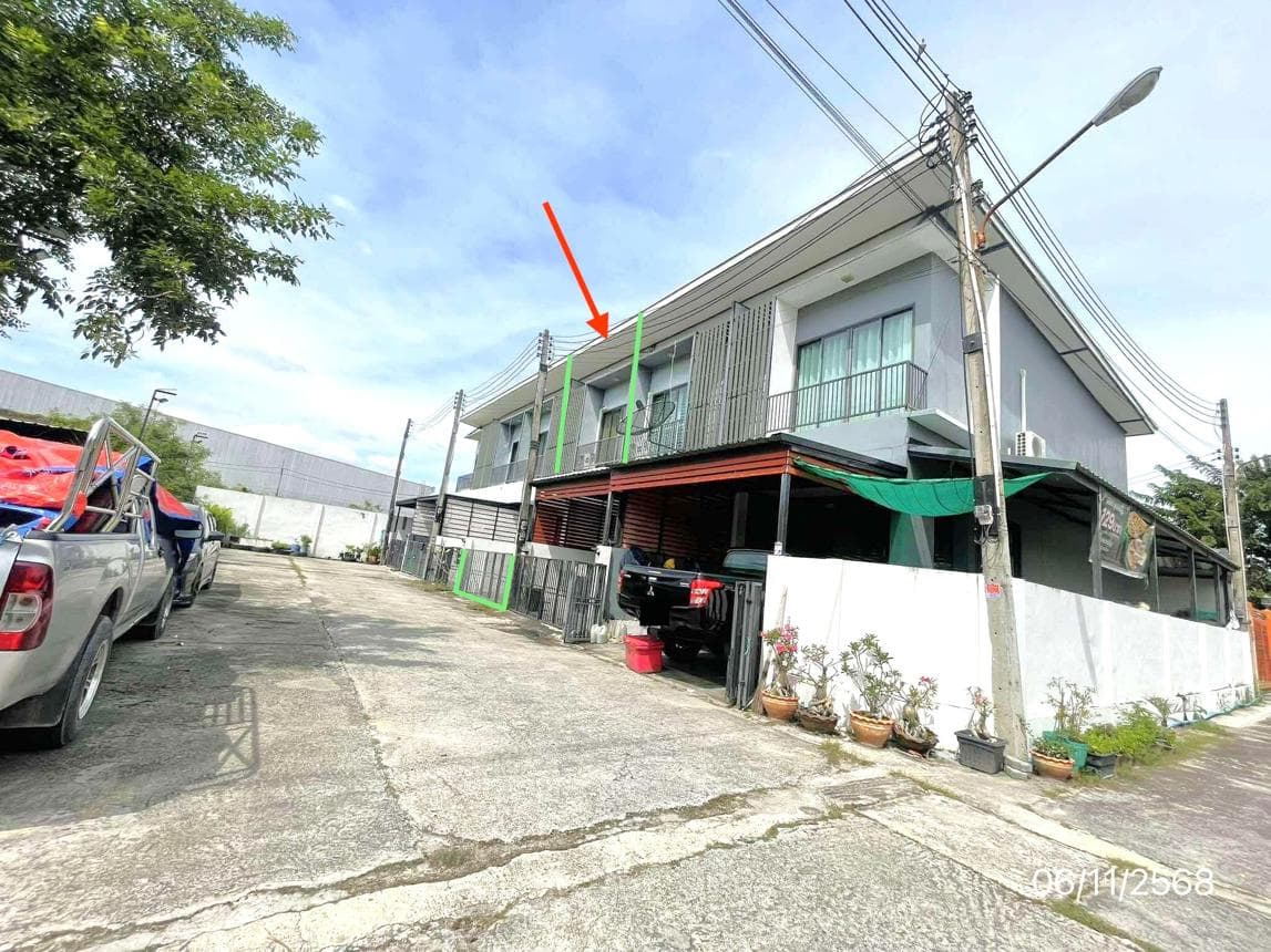 ทาวน์เฮ้าส์ ธนาบุรี เรสซิเด้นซ์ พานทอง ชลบุรี 2 ห้องนอน 2 ห้องน้ำ 83 ตร.ม. ทำเลดีใกล้แหล่งงานและนิคมอุตสาหกรรม ราคาล้านกลางๆ