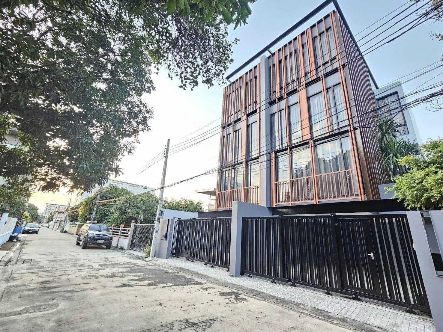 ขาย บ้านแฝด Pool Villa 3.5 ชั้น พระราม 9 ซอย 51 รีโนเวทใหม่ทั้งหลัง 43 ตร.วา