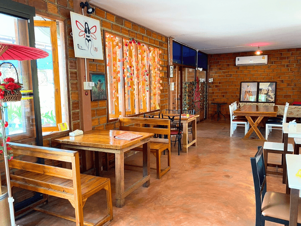 ขายที่ดินพร้อมร้านอาหาร+คาเฟ่ และบ้านหลังใหญ่ ติดสี่แยกบายพาสแสงดาว เหมาะทำธุรกิจ สำนักงาน โชว์รูม จอดรถได้ 10 คัน