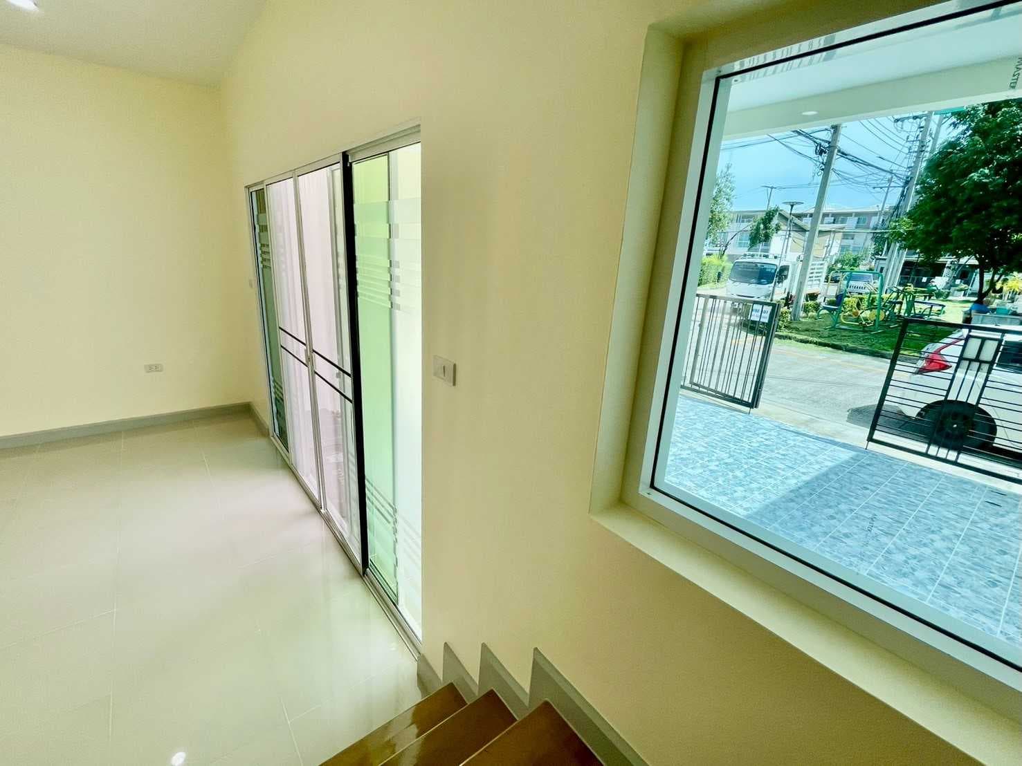 ขายทาวน์เฮาส์ 2 ชั้น 19 ตร.ว. หลังมุม รีโนเวทใหม่ หมู่บ้านซิตี้เซนส์ วัชรพล | หน้าสวน บรรยากาศร่มรื่น ใกล้เพลินนารีมอลล์