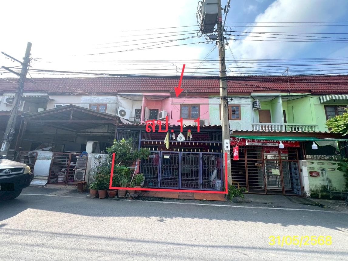 ทาวน์เฮ้าส์ บางบัวทอง นนทบุรี 2 ห้องนอน 1 ห้องน้ำ พื้นที่กว้าง 108 ตร.ม. ทำเลดีใกล้แหล่งชุมชน ราคาล้านต้นๆ