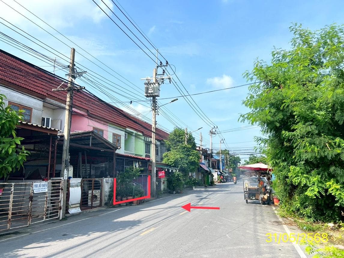 ทาวน์เฮ้าส์ บางบัวทอง นนทบุรี 2 ห้องนอน 1 ห้องน้ำ พื้นที่กว้าง 108 ตร.ม. ทำเลดีใกล้แหล่งชุมชน ราคาล้านต้นๆ