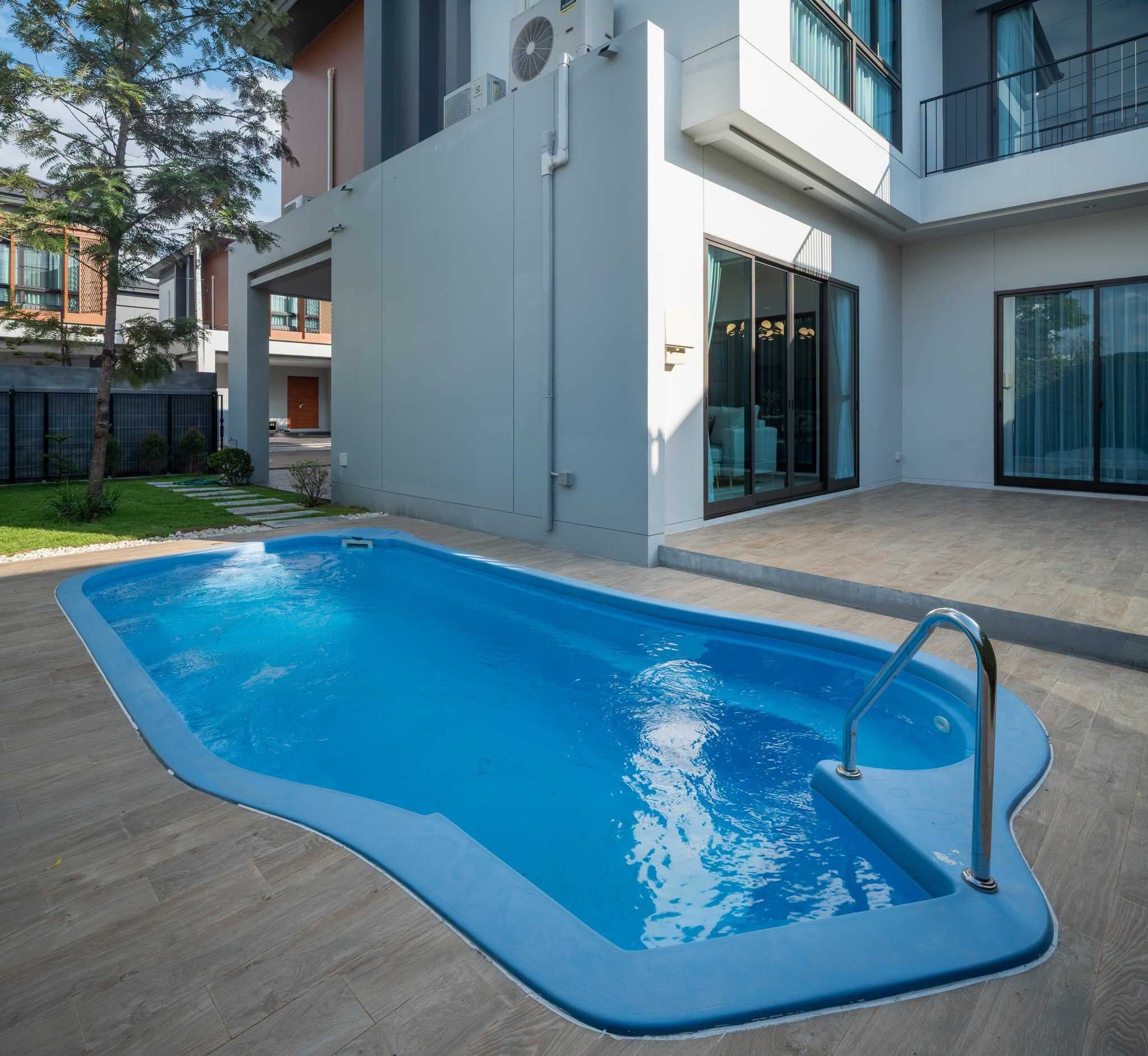 เช่า/ขาย Modern Luxury Pool villa 4 ห้องนอน 5ห้องน้ำ ติดถนน เชียงใหม่-หางดง