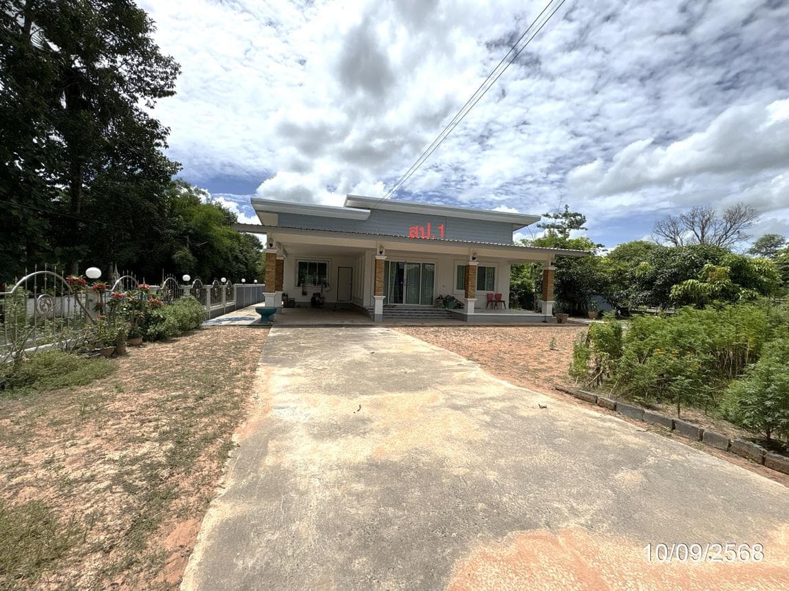 บ้านเดี่ยว อ่างศิลา พิบูลมังสาหาร อุบลราชธานี 2 ห้องนอน 2 ห้องน้ำ พื้นที่ใช้สอยกว้างขวาง 195 ตร.ม. ทำเลดีเป็นส่วนตัว ราคาพิเศษ 1.87 ล้าน